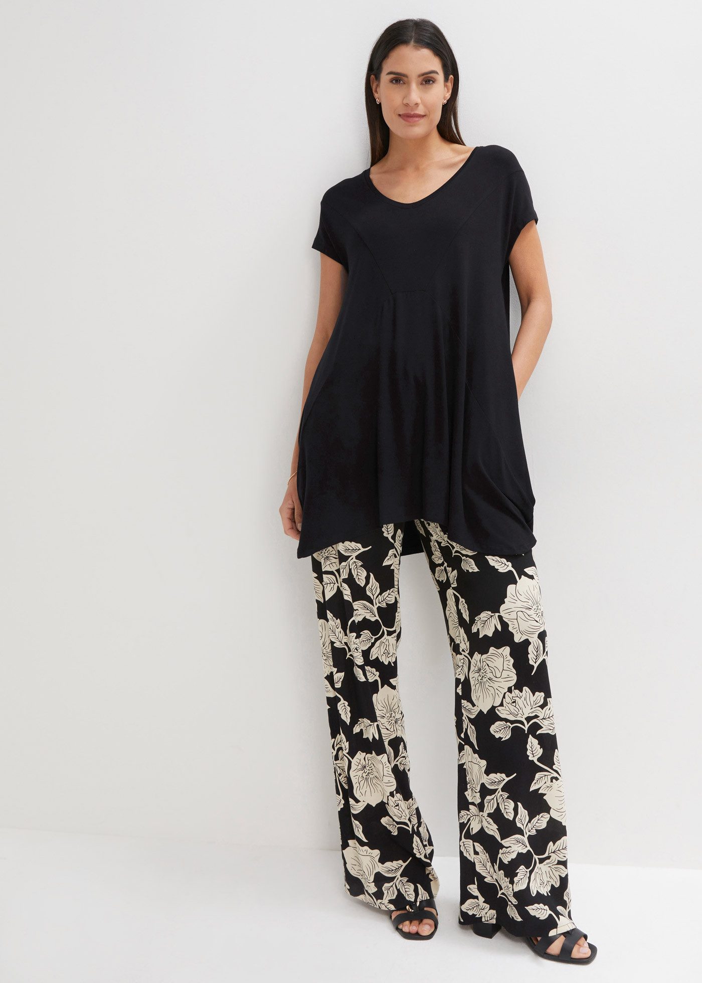 bonprix Longshirt A-Linie Passform, mit Eingrifftaschen, tiefer Rundhalsausschnitt