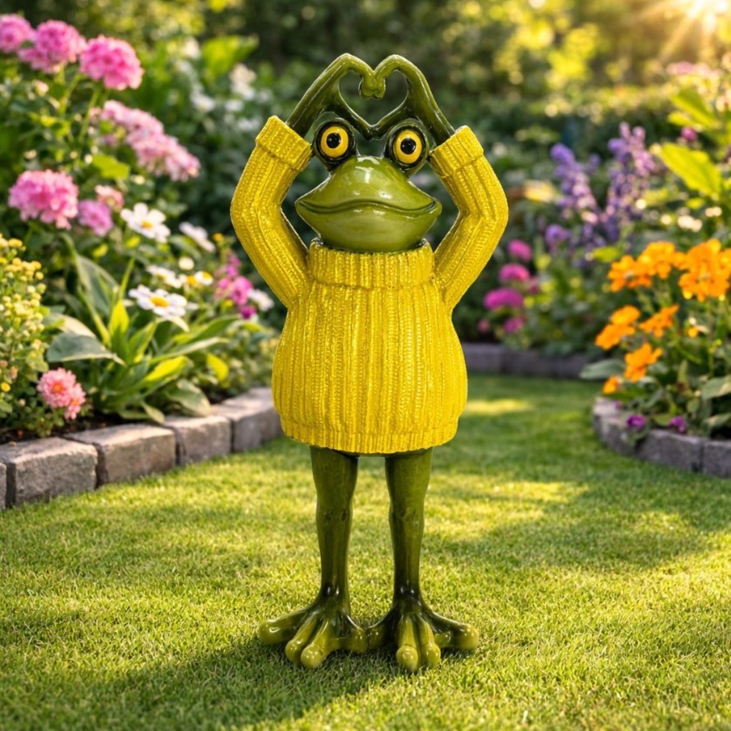 Online-Fuchs Gartenfigur lustiger Frosch für Garten, Balkon & Terrasse - Deko Figuren für außen, (mit Herzerl über dem Kopf, süße Geschenkidee), aus langlebigem Kunstharz gefertigt, wetterfest - 27 cm groß