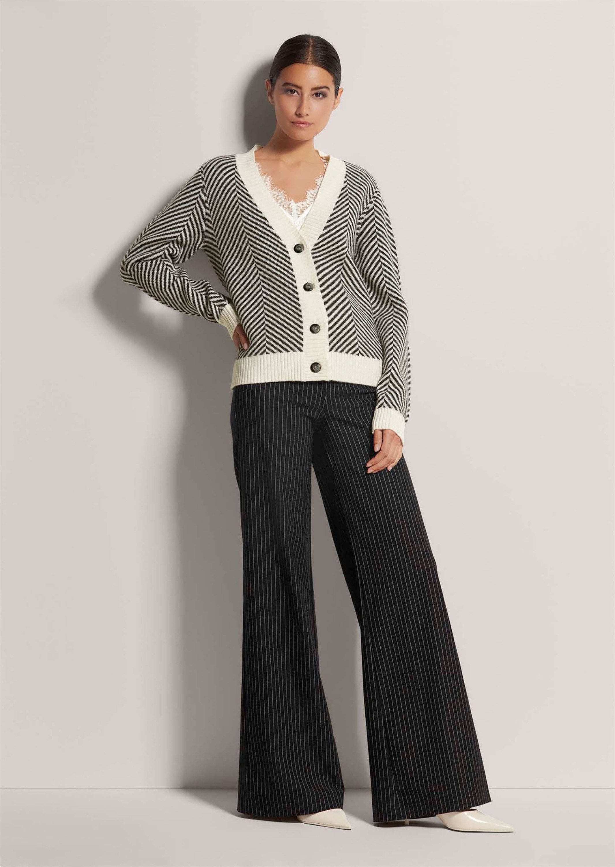 MADELEINE Strickjacke Cardigan aus Schurwolle mit V-Ausschnitt Strickjacke günstig online kaufen