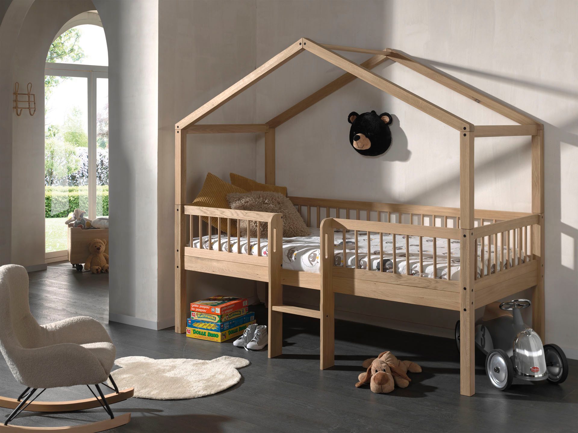 Vipack Hausbett Forrest ist ein hochwertiges Massivholz Haus Bett "Made in Europe" (inkl. Rolllattenrost, Dachaufbau, Absturzschutz und Leiter), wahlweise aus massiver Eiche geölt oder Buche massiv weiß lackiert