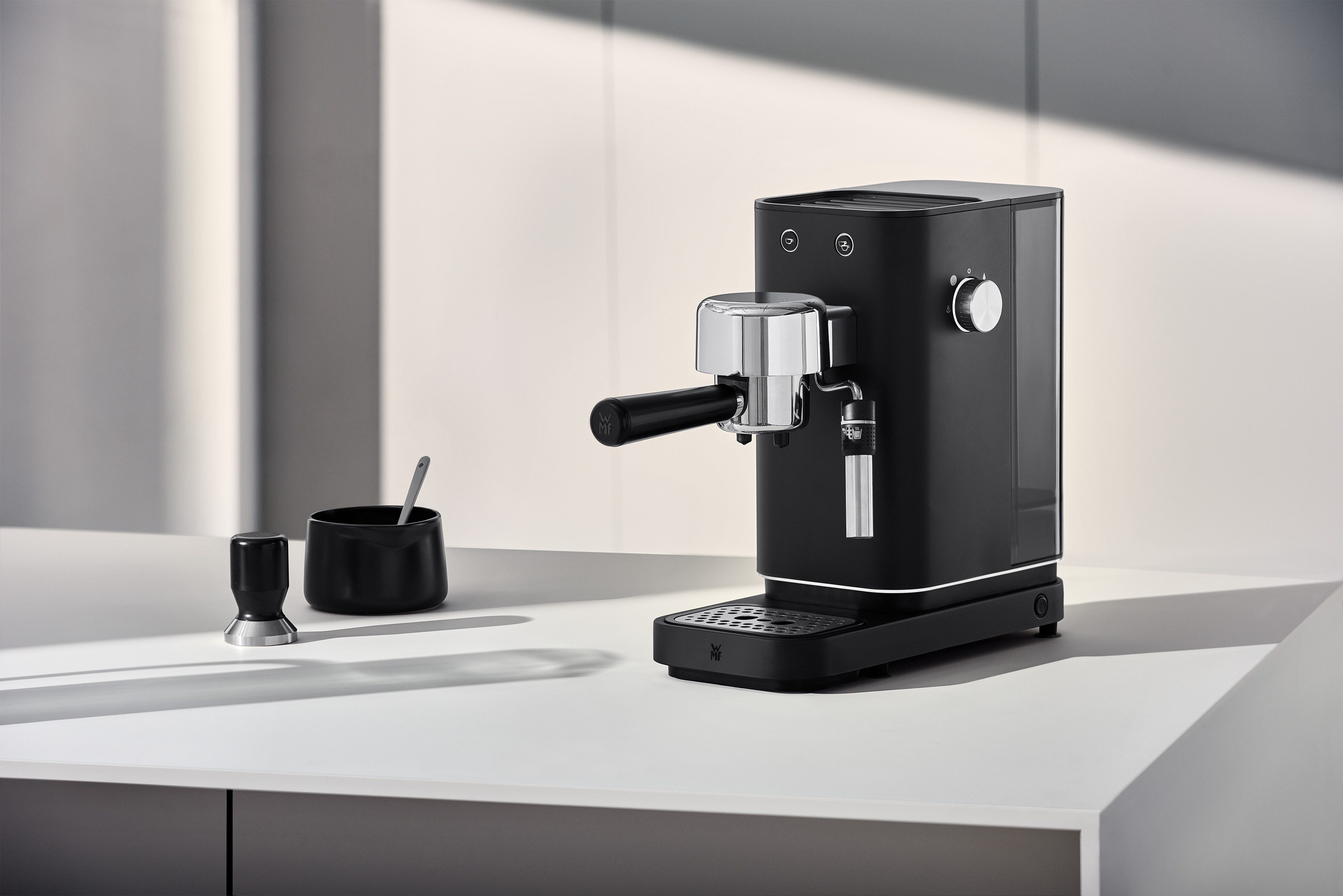 WMF Espressomaschine Lumero Deep Black, kompakt, dezente LED-Beleuchtung, 15 bar, 1350 Watt, Milchschaumdüse