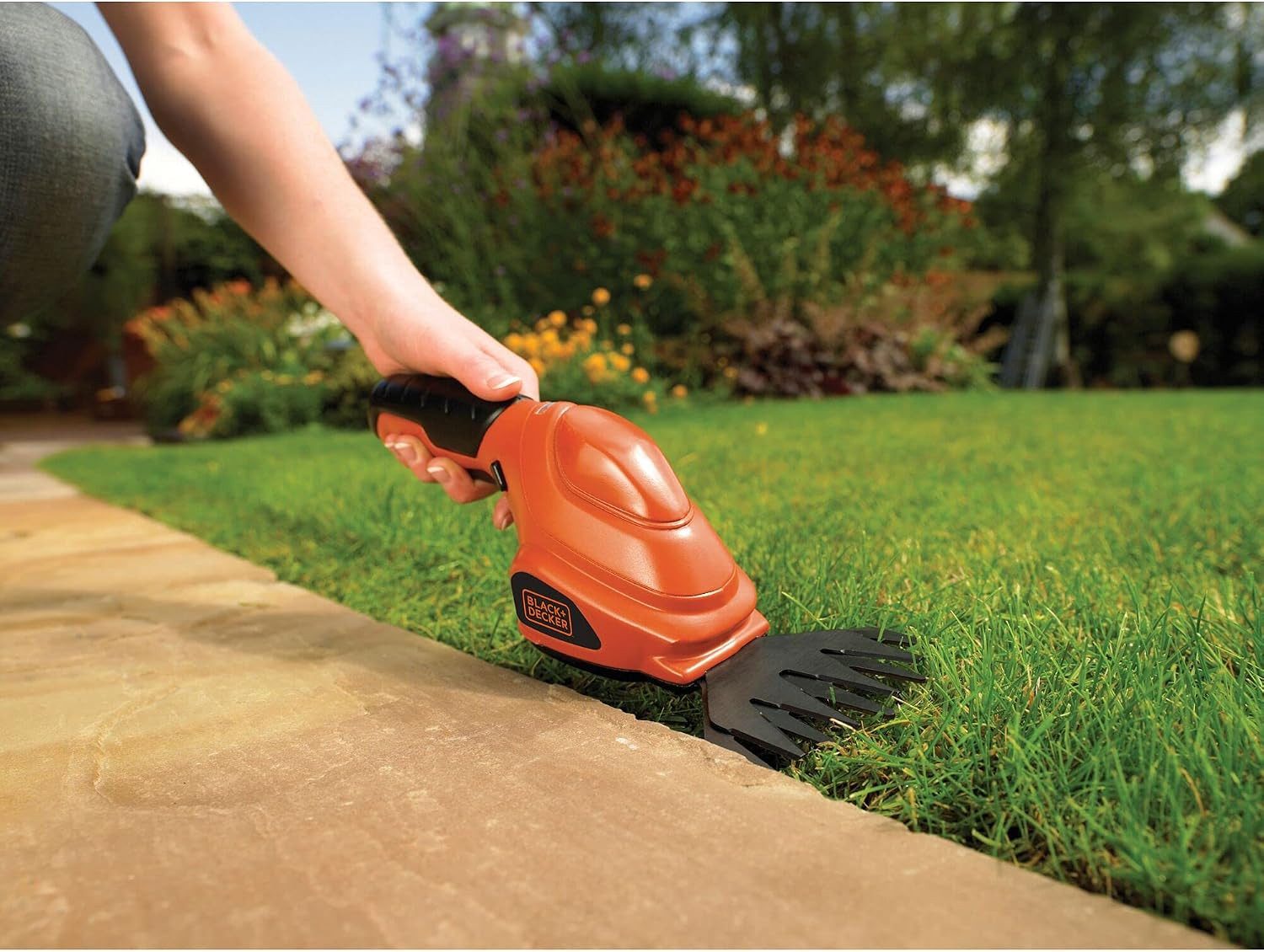 Black + Decker Akku-Grasschere Akku-Grasschere GSL200, 3,6V Li-Ion inkl. Ladestation mit Ladekabel, (1 St)