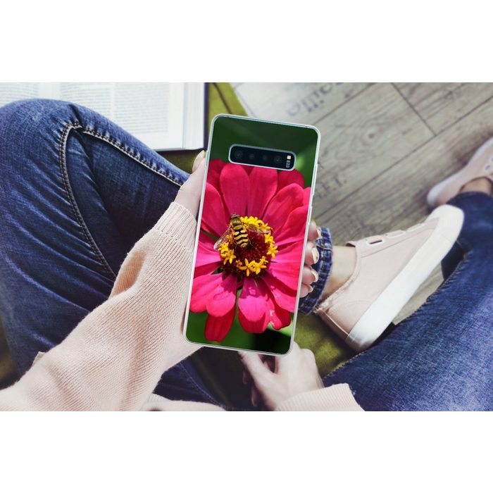 MuchoWow Handyhülle Rosa Zinnienblüte mit einer Biene darauf Phone Case Handyhülle Samsung Galaxy S10+ Silikon Schutzhülle FN11456