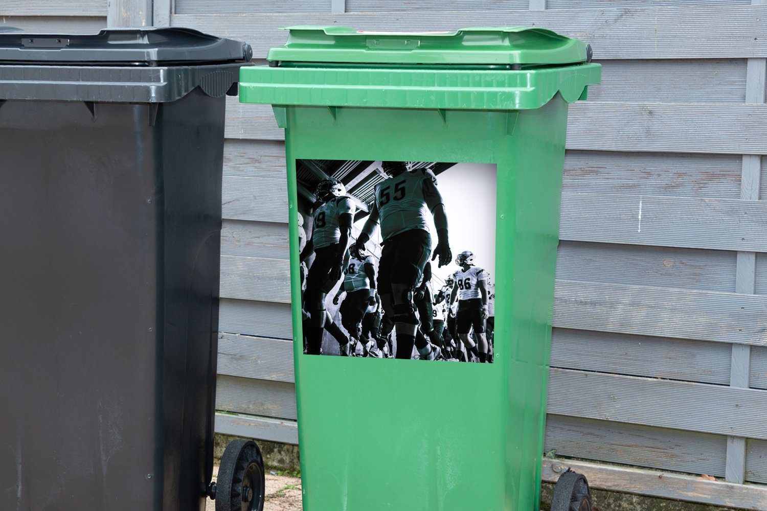 MuchoWow Wandsticker Abfalbehälter (1 Mülleimer-aufkleber, Mülltonne, ein American-Football-Mannschaft betritt Sticker, Container, Stadion St)