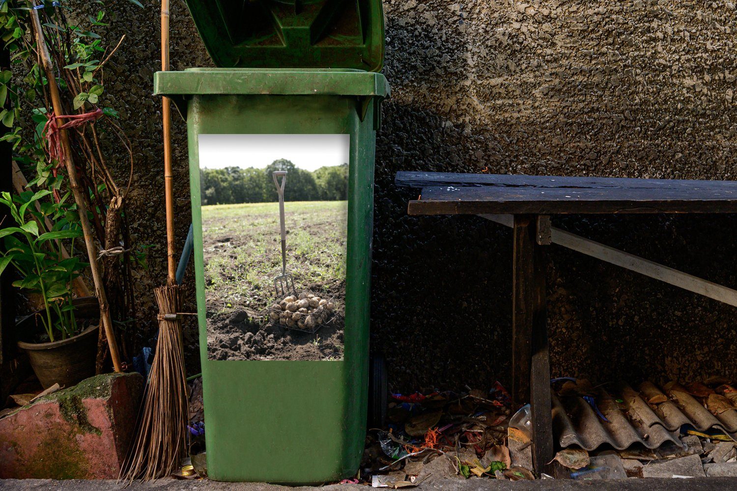 MuchoWow Wandsticker Eine Mistgabel bei Mülltonne, Kartoffelernte (1 Abfalbehälter St), Sticker, Mülleimer-aufkleber, Container, der