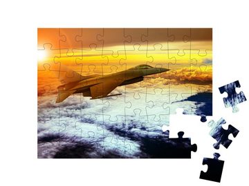 puzzleYOU Puzzle Militärflugzeug fliegt über der Wolkendecke, 48 Puzzleteile, puzzleYOU-Kollektionen Flugzeuge