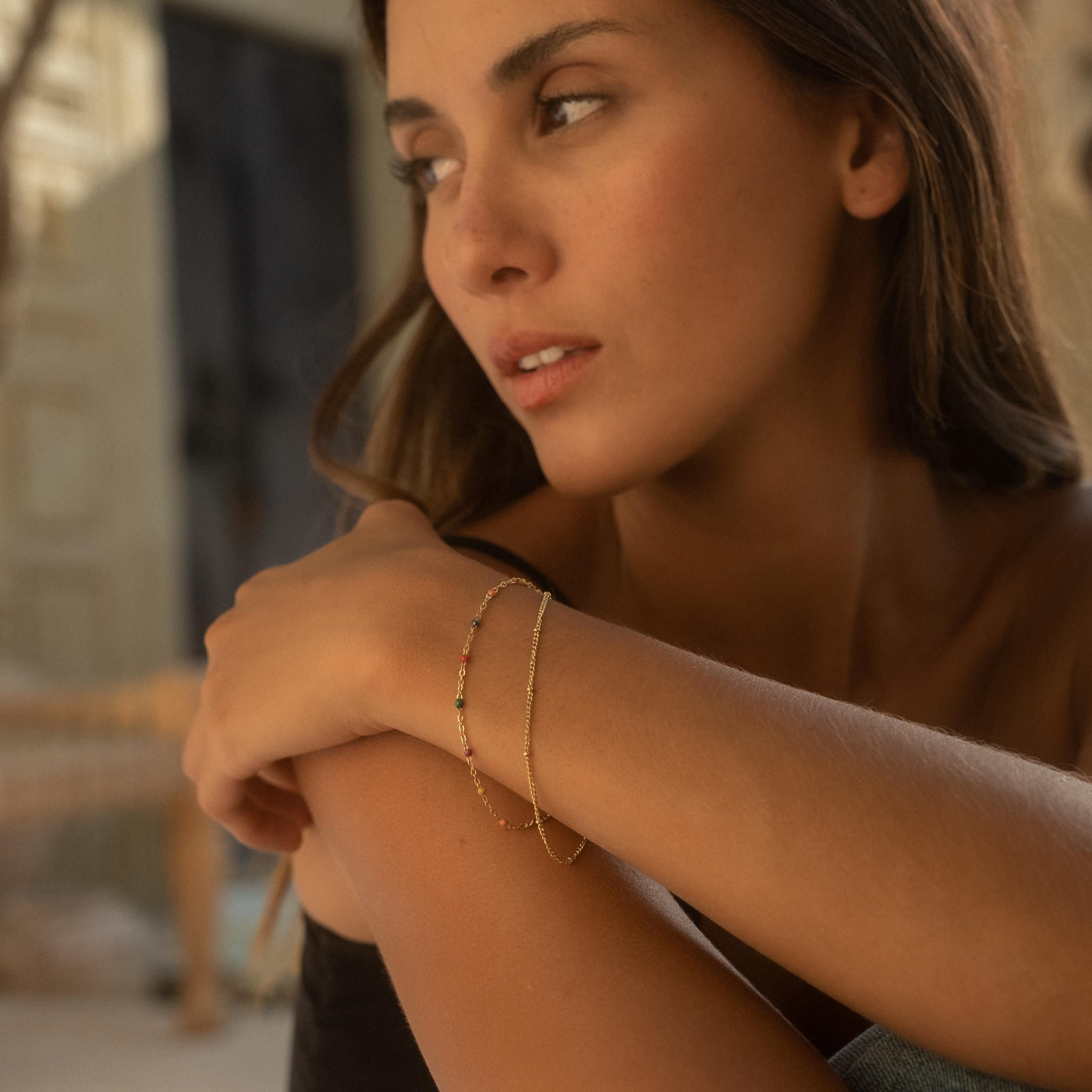 Made by Nami Edelstahlarmband Zweireihiges Armband Damen Gold aus Edelstahl mit bunten Perlen, 20 + 5 cm Länge Wasserfest Chakra Schmuck Bunt