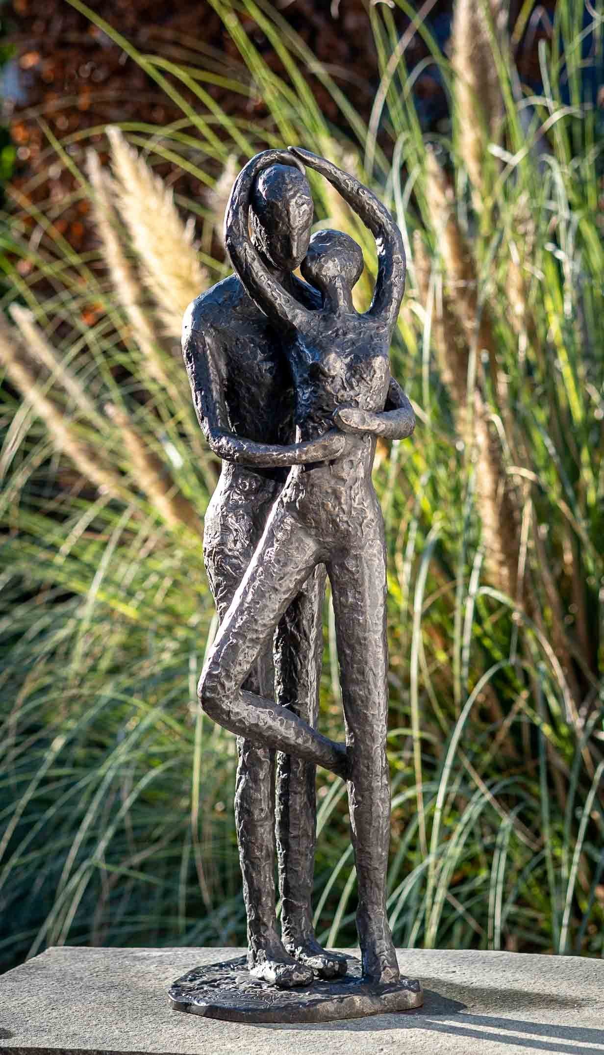 IDYL Gartenfigur IDYL Bronze-Skulptur Küssendes Paar, Bronze – sehr robust – Langlebig – witterungsbeständig gegen Frost, Regen und UV-Strahlung. Die Modelle werden in Wachsausschmelzverfahren in Bronze gegossen und von Hand patiniert.