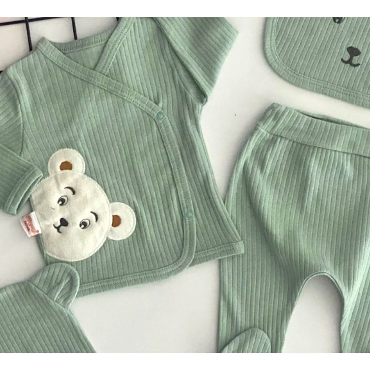 Jungengel Neugeborenen-Geschenkset Erstausstattungsset Krankenhaus-Klamotten Baby Bio (Set, 5-tlg., 5-teiliges Set: Wickelshirt, Hose, Mütze, Lätzchen und Handschuhen) 0-3 Monate, 100% Bio-Baumwolle, 5-Teilig, Bärenmotiv, Extra Weich