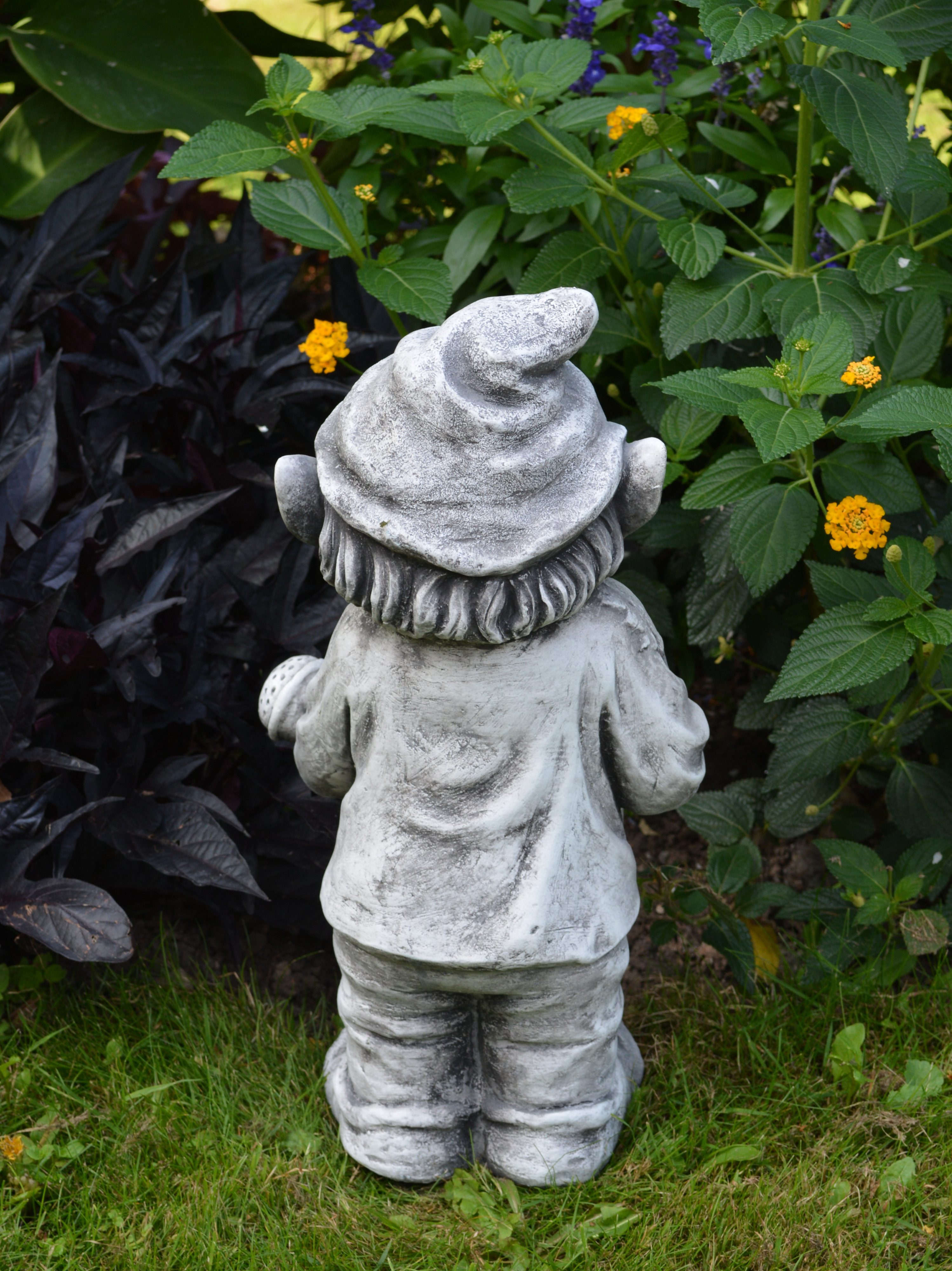 gartendekoparadies.de Gartenfigur Gnom Blumenfreund, Steinfigur, H. 40 cm, 10 kg, Frostsicher