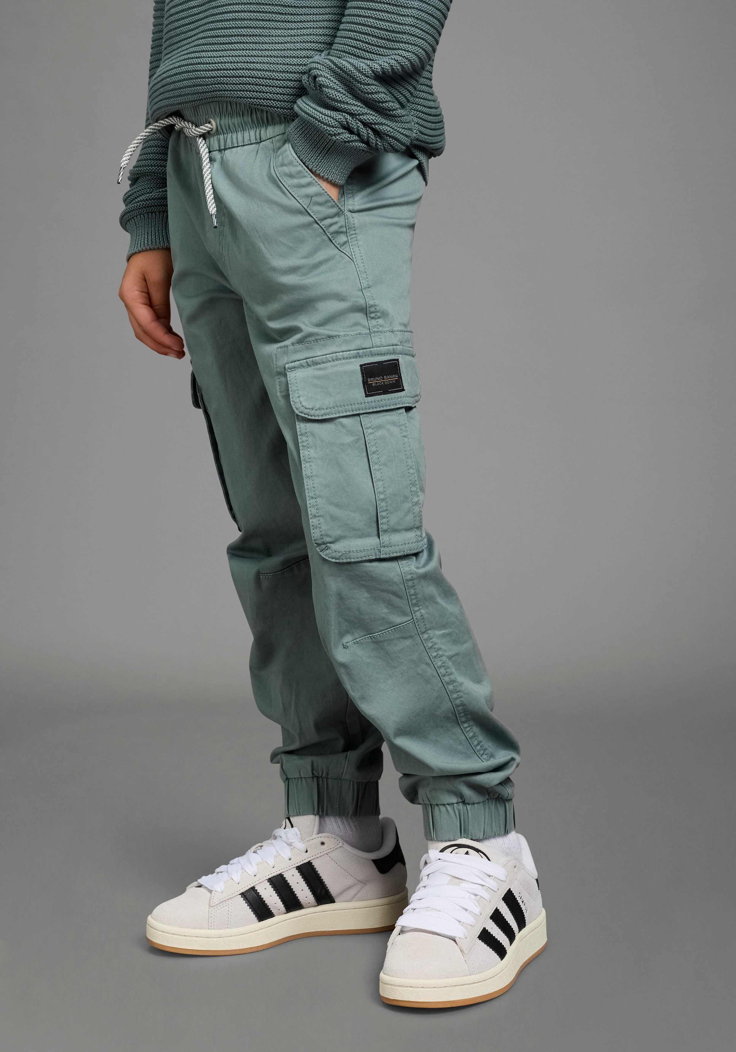 Bruno Banani Cargohose Cargohose mit BRUNO BANANI Badge Cargo-Twillhose, gerade Passform, Basic-Stil, elastische Webware. € 39,99, (€ 39,99 pro 1 Stk).