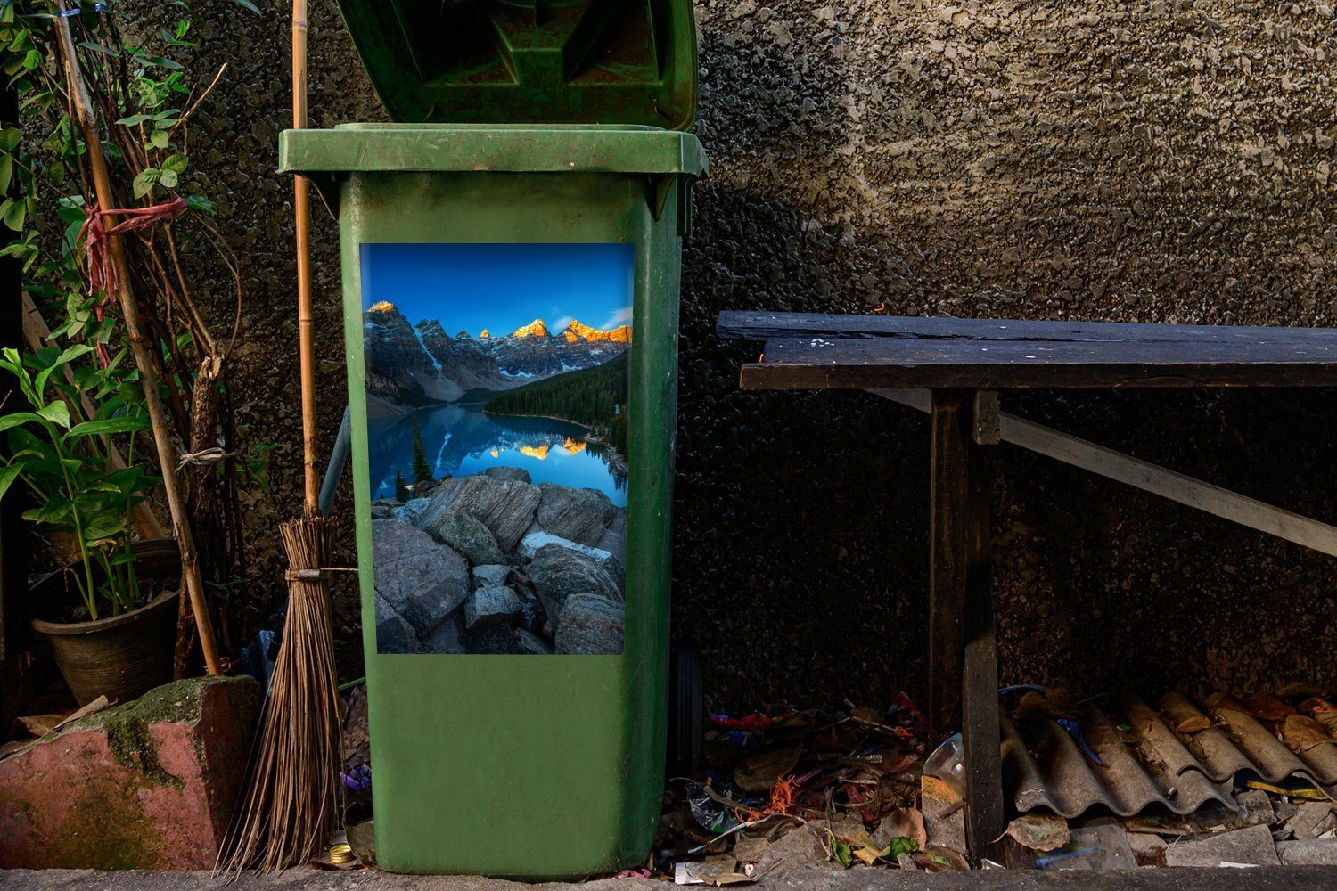 Mülltonne, Spiegelung mit in Moraine MuchoWow Wandsticker Container, der einer Berge am Sticker, Lake Mülleimer-aufkleber, St), Abfalbehälter Kanada Sonnenaufgang (1