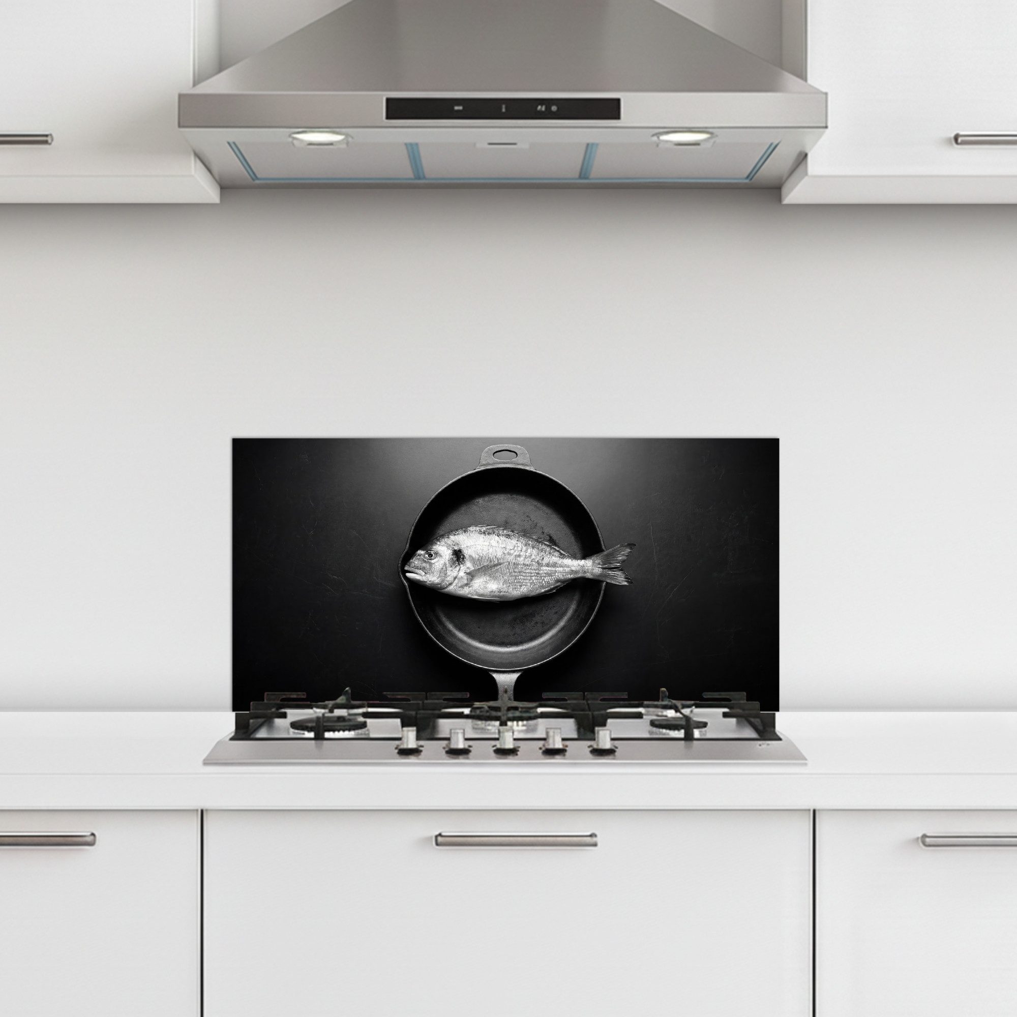 KitchenYeah Küchenrückwand selbstklebend (keine Folie) Pfanne - Fisch - Schwarz - Weiß, (1-tlg), Küchenrückwand, Spritzschutz, Kitchen, 60x30 cm