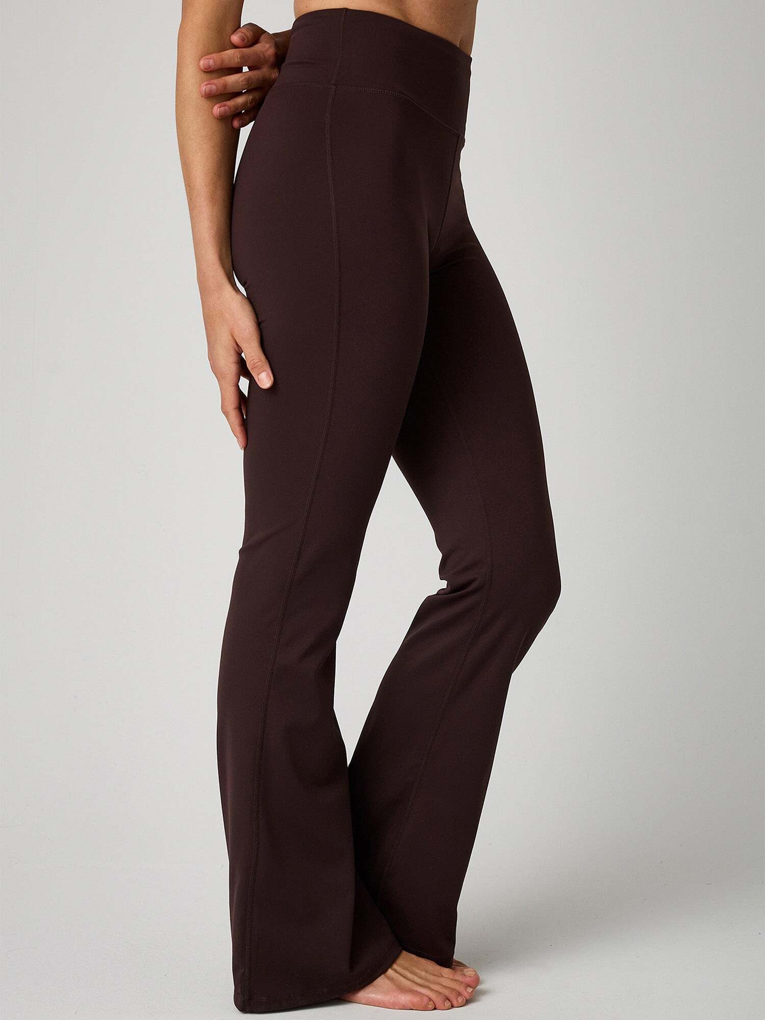 OCEANSAPART Jogger Pants Gianna (1-tlg) mit ausgestelltem Bein