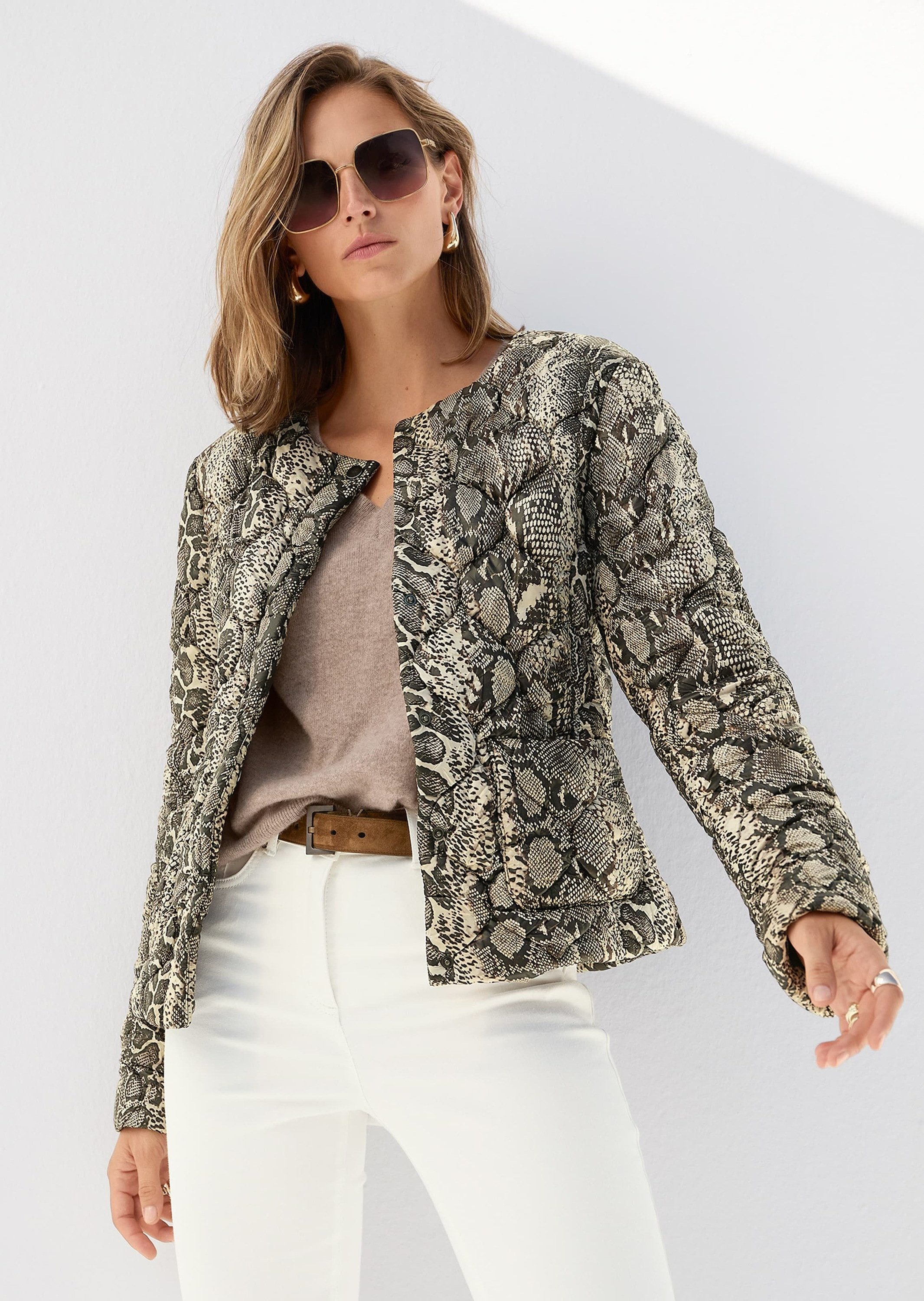 MADELEINE Steppjacke Sommerliche Kurzjacke mit Unikat-Print Rundhalsausschnitt und Druckerleiste, dezentes Uni-Design