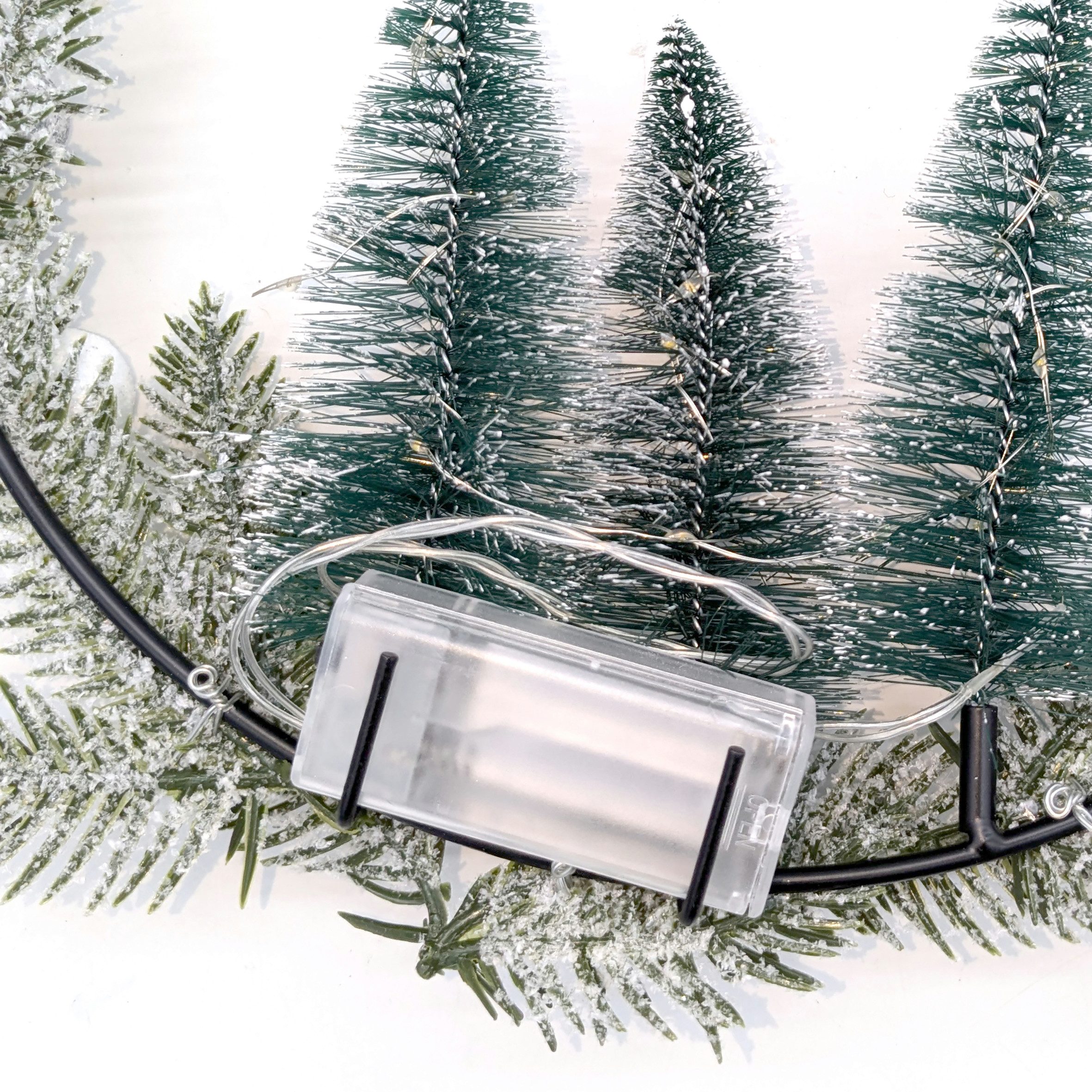 Spetebo Dekofigur LED Metall Dekoring mit Tannen und Weihnachtskugeln (Weihnachts Deko, 1 St., 30 cm Aufhänger warm weiß), mit Öse oben und Juteband