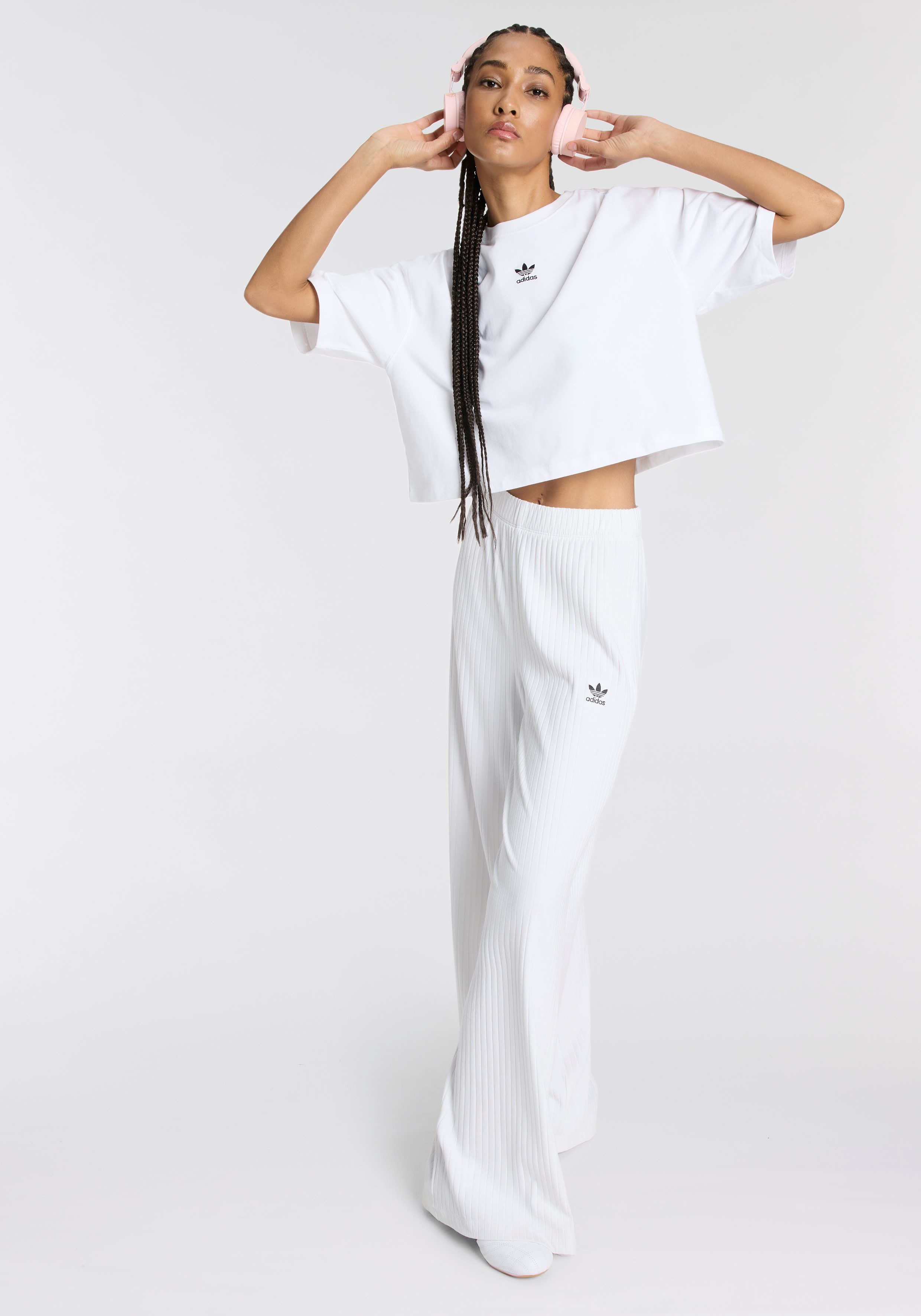 adidas Originals T-Shirt ESSENTIALS CROP mit Rundhalsausschnitt, ohne Verschluss, in normaler Länge – Bild 5 von 5