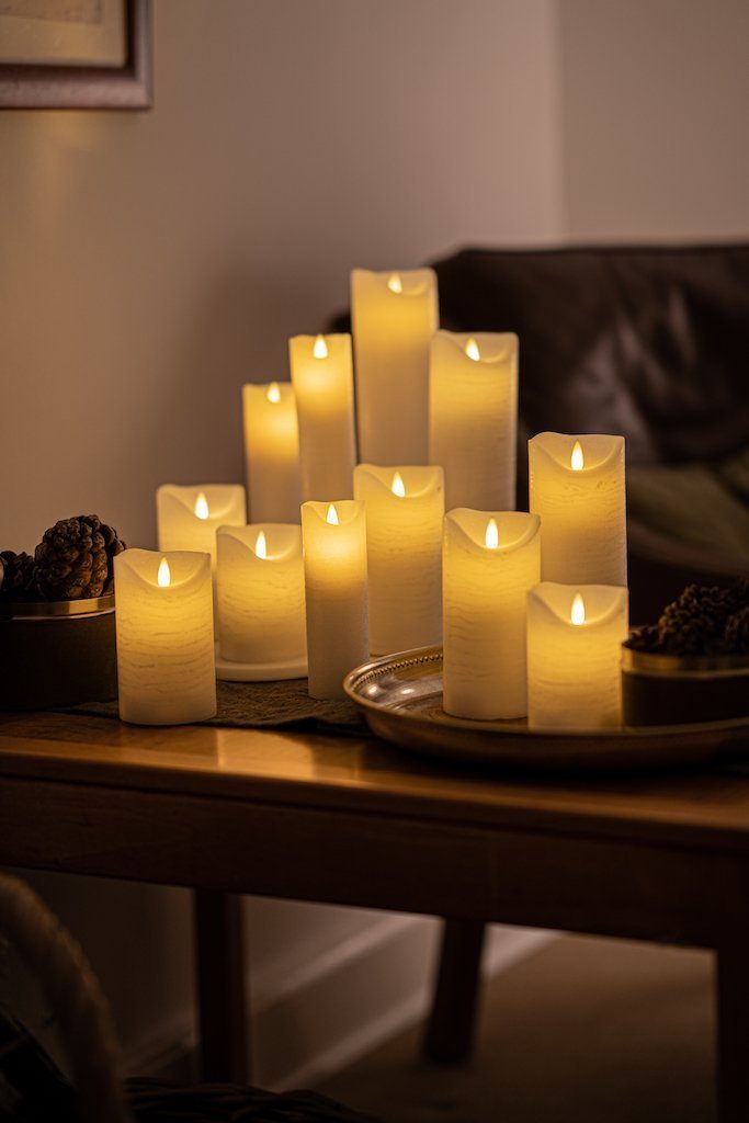 Sirius Home A/S LED-Kerze Sara flackernde Flamme 7,5cm Durchmesser wiederaufladbar weiß, 3D Flamme – Bild 4 von 4