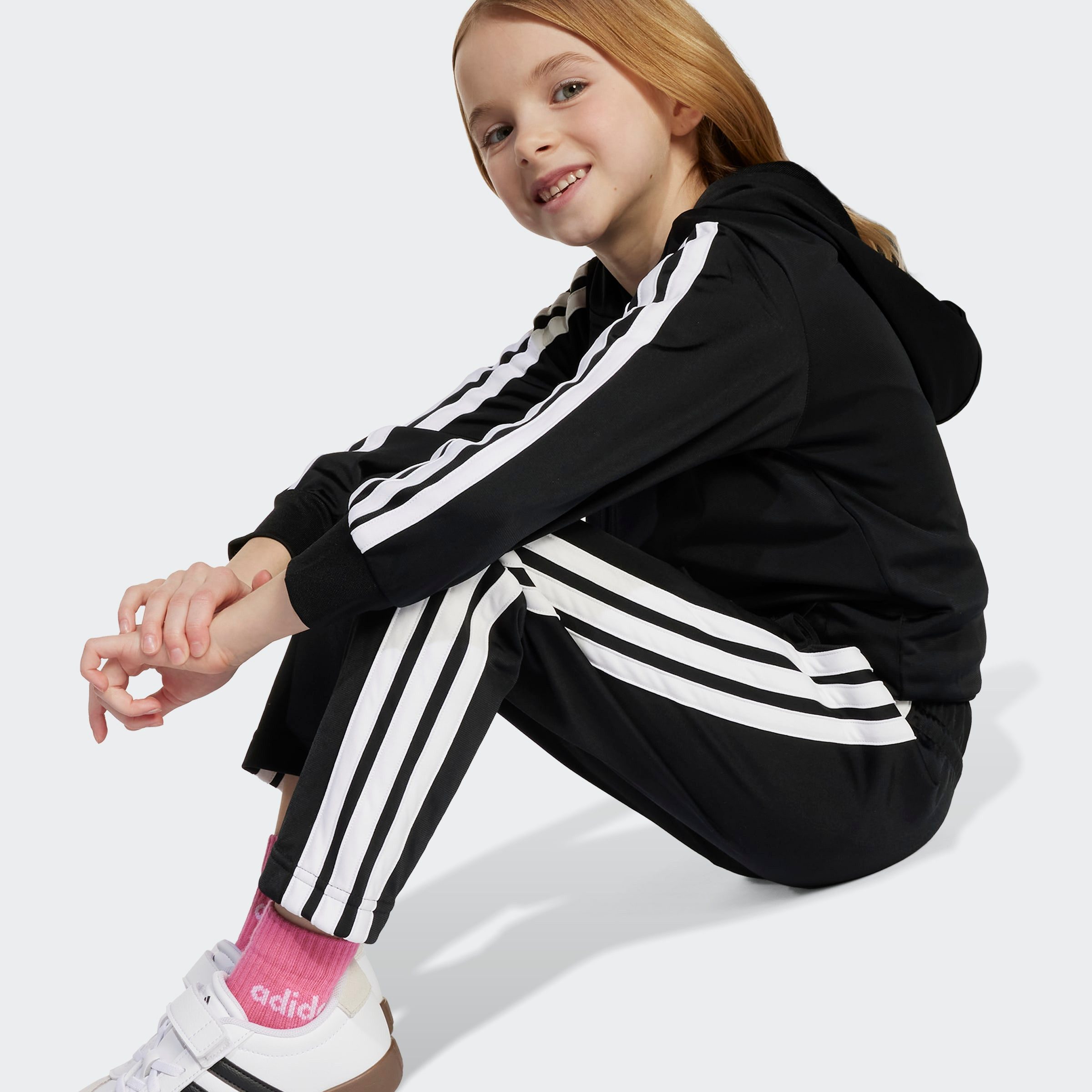 adidas Sportswear Trainingsanzug ESSENTIALS KIDS (2-tlg), mit 3-Streifen, aus weichem Trikotstoff, mit CLIMACOOL Technologie