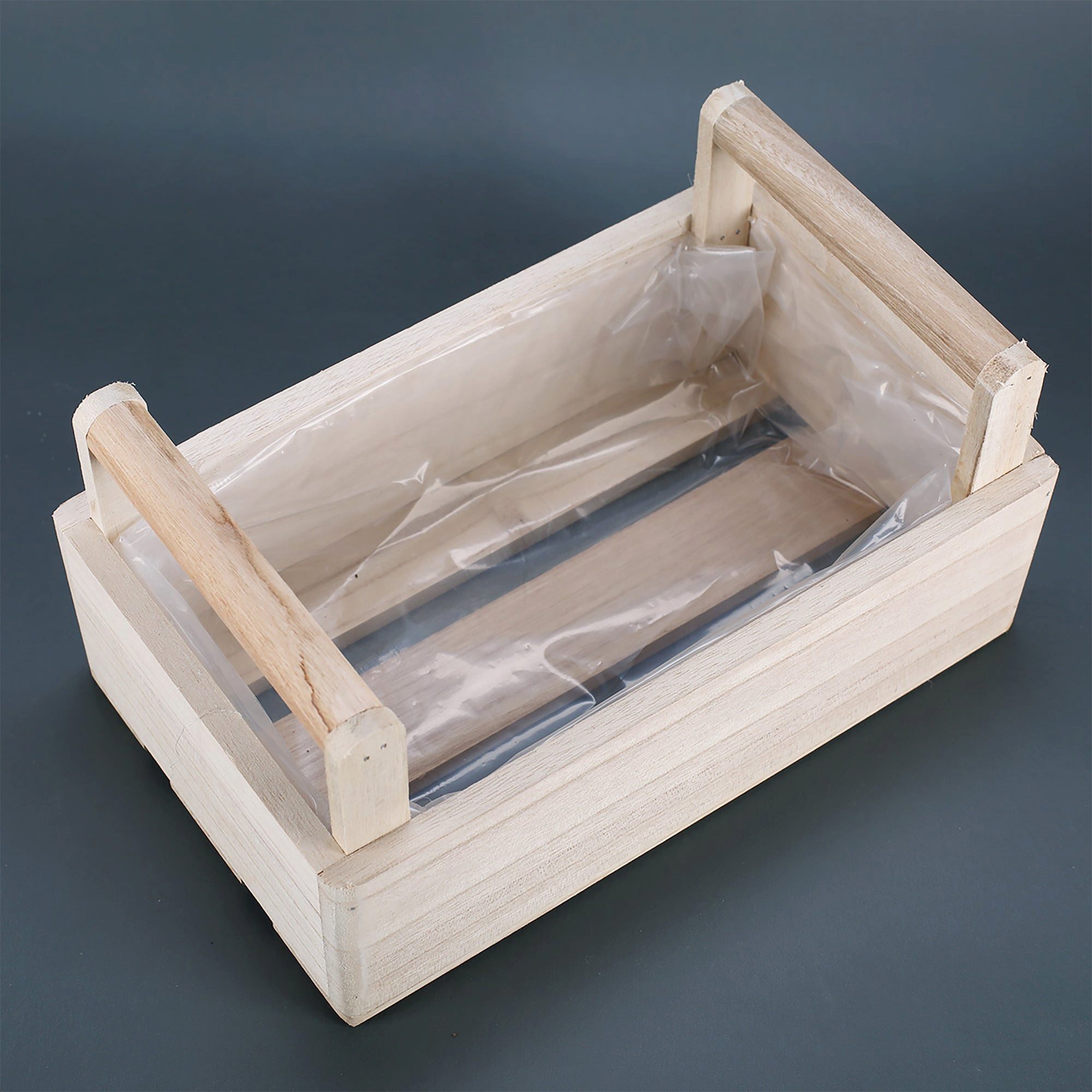 Herz & Heim Geschenkbox Präsentkorb "Wie schön, dass es Dich gibt" - Geschenkkorb aus Holz, 2 Griffe, mit Folie ausgekleidet – Bild 5 von 5