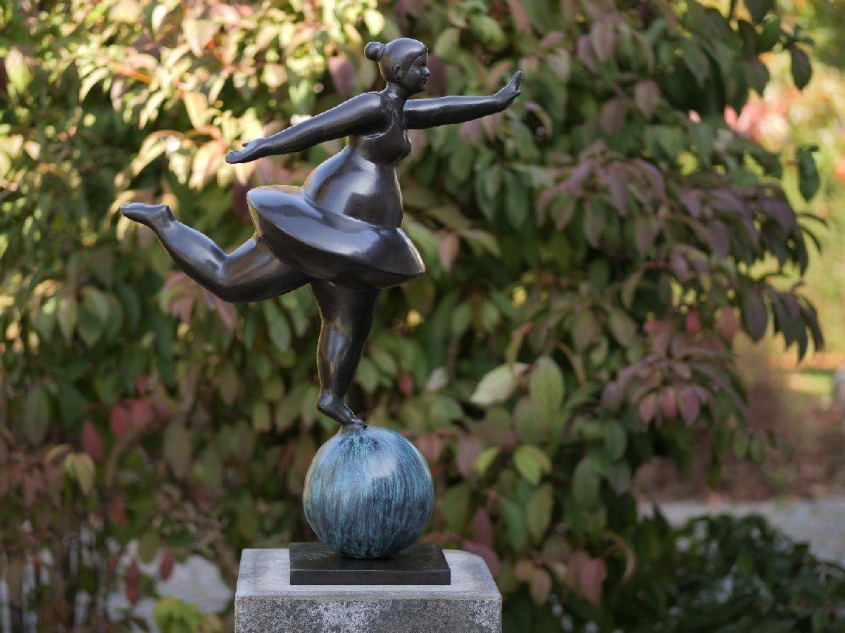 IDYL Dekofigur Ballerina Bronze robust IDYL Modelle in Regen auf Kugel, und Bronze Hand patiniert. – und werden Große Langlebig gegen gegossen Die Wachsausschmelzverfahren in Frost, – witterungsbeständig UV-Strahlung. – einer sehr Bronze-Skulptur von
