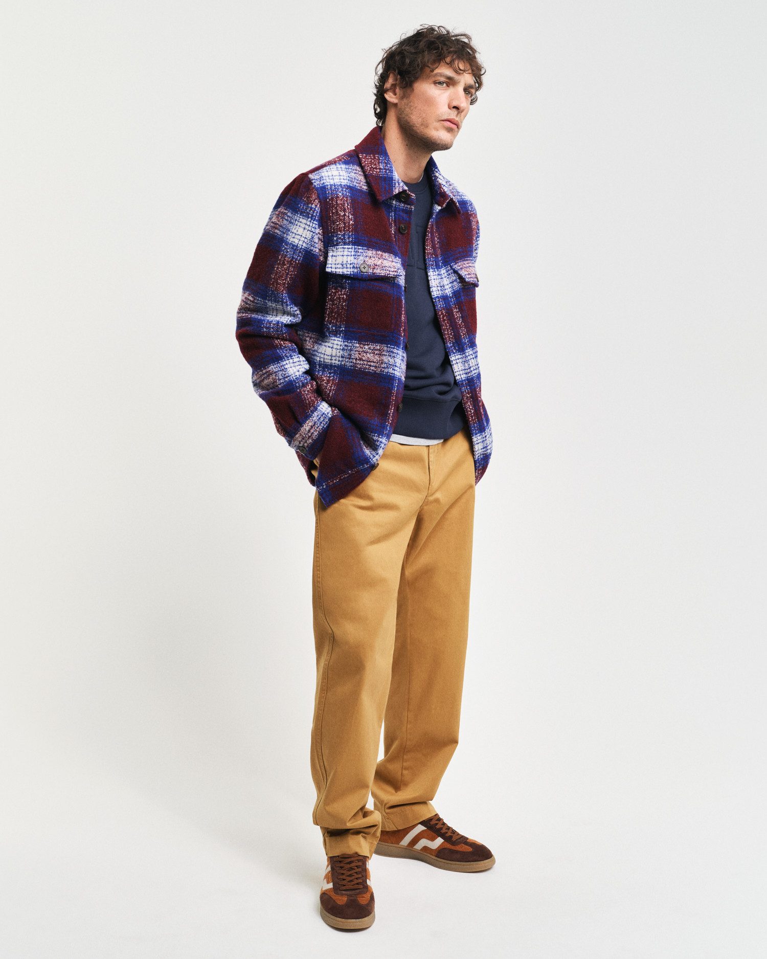 Gant Sweatshirt EMBOSSED C-NECK SWEAT eine erhabene GANT-Grafikprägung auf der Brust