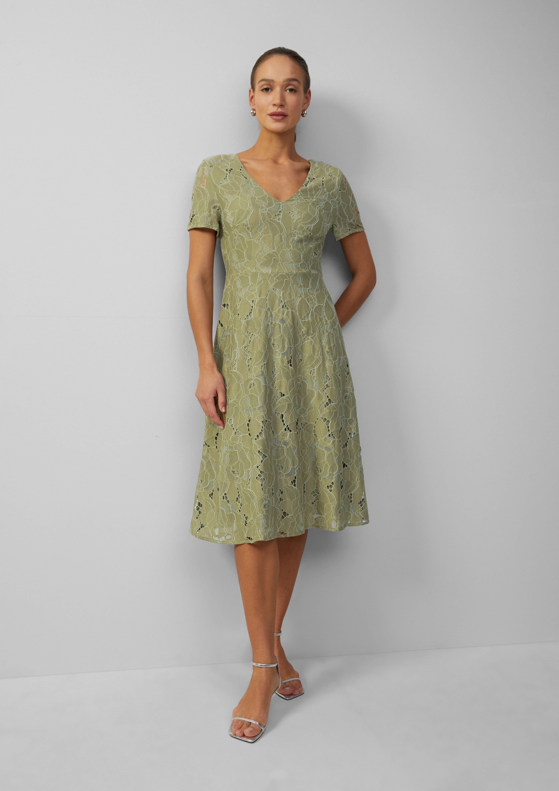 s.Oliver Midikleid Kleid Midikleid aus Spitze mit blickdichtem Futter und f günstig online kaufen