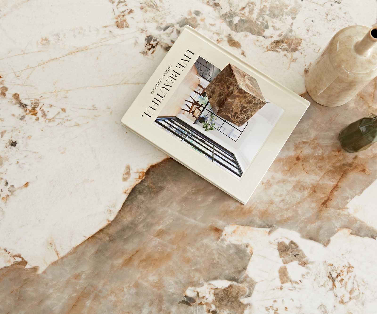 DELIFE Couchtisch Vibana, Keramik Minas Melange Weiß-Beige 140x80 cm Gestell Metall Schwarz