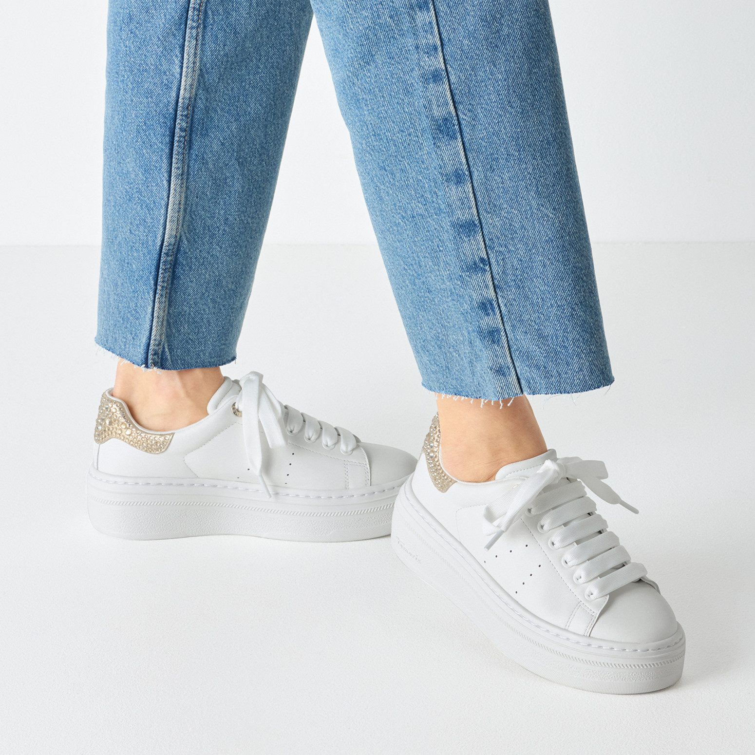 Tamaris Plateausneaker, Schnürschuh, Halbschuh mit auffälligen Schmuckstein günstig online kaufen