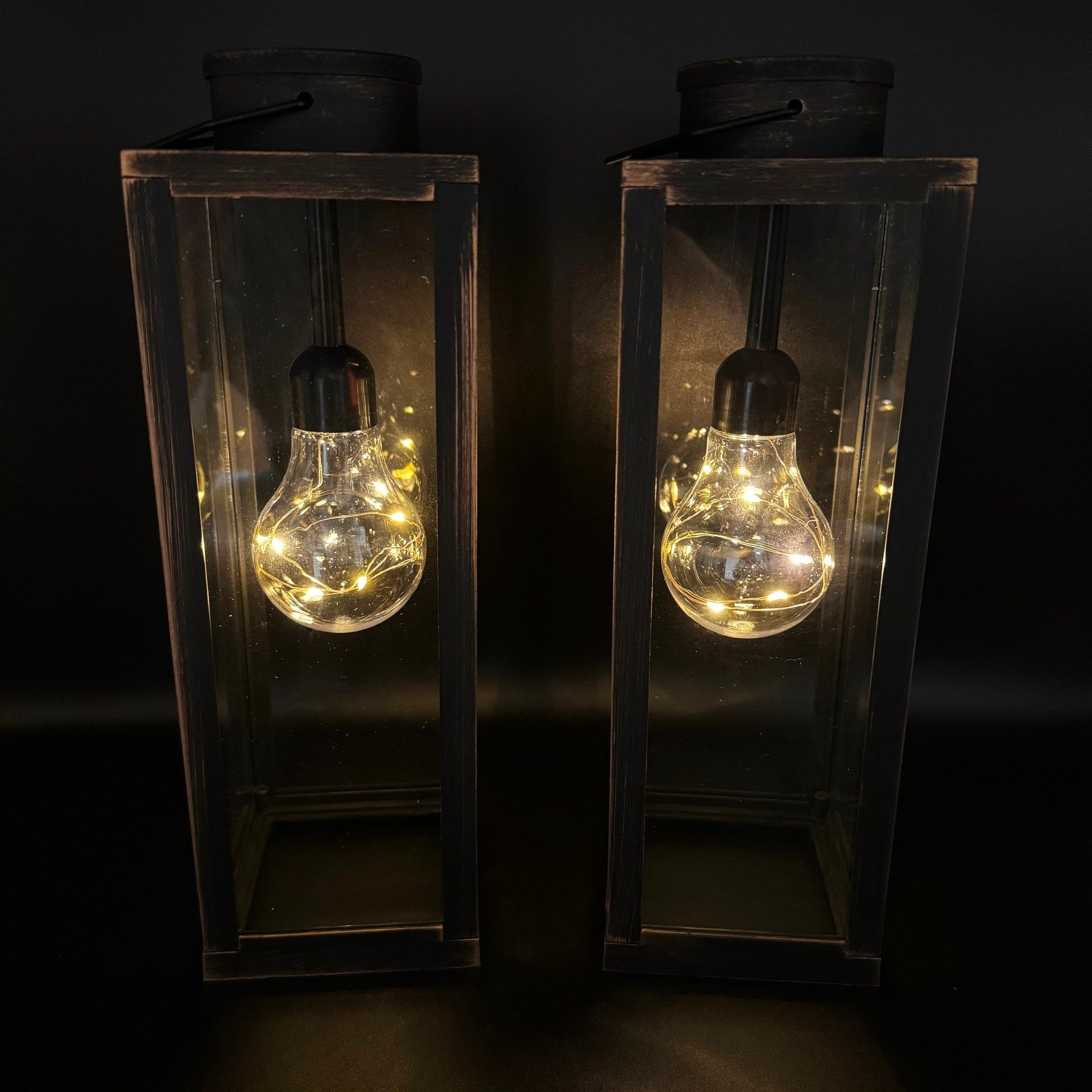 Online-Fuchs LED Laterne 2 Laternen Set im Vintage Look - Outdoor geeignet, Glühbirne mit LED-Lichterkette und Timer, Warmweiß, Weiß oder Schwarz - 30 cm groß