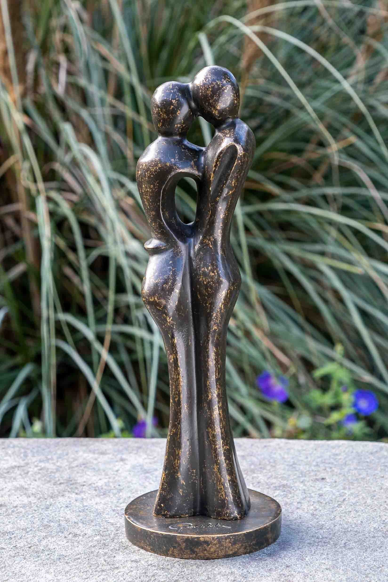IDYL Gartenfigur IDYL Bronze-Skulptur Modernes Liebespaar, Bronze – sehr robust – Langlebig – witterungsbeständig gegen Frost, Regen und UV-Strahlung. Die Modelle werden in Wachsausschmelzverfahren in Bronze gegossen und von Hand patiniert.