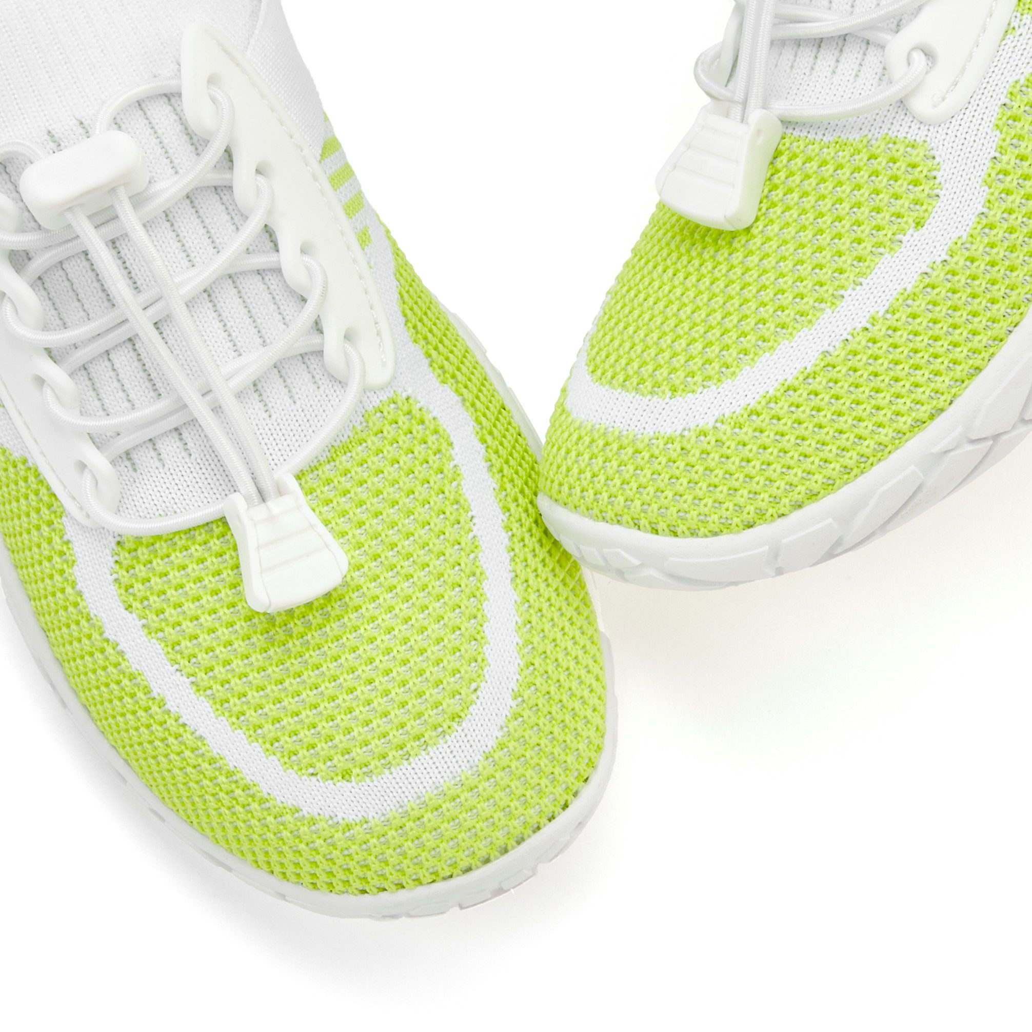 LASCANA Slip-On-Sneaker, Sneaker Freizeitschuh, Halbschuh superleicht, flache flexible Sohle VEGAN