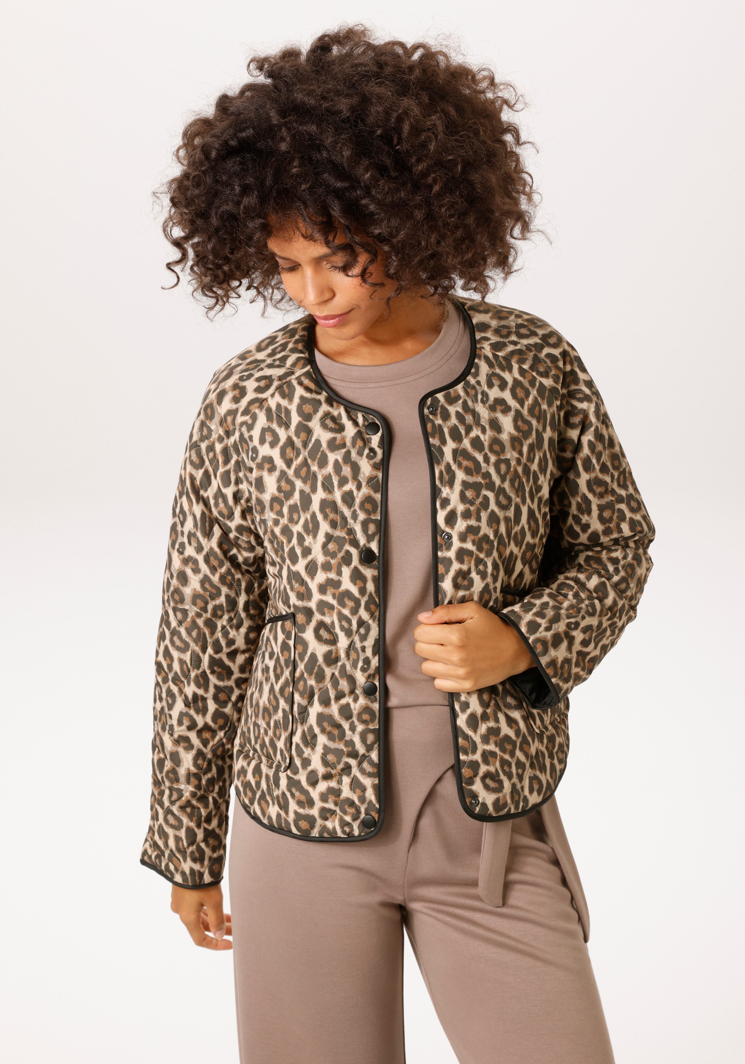 Aniston CASUAL Steppjacke mit trendigem Leo-Print