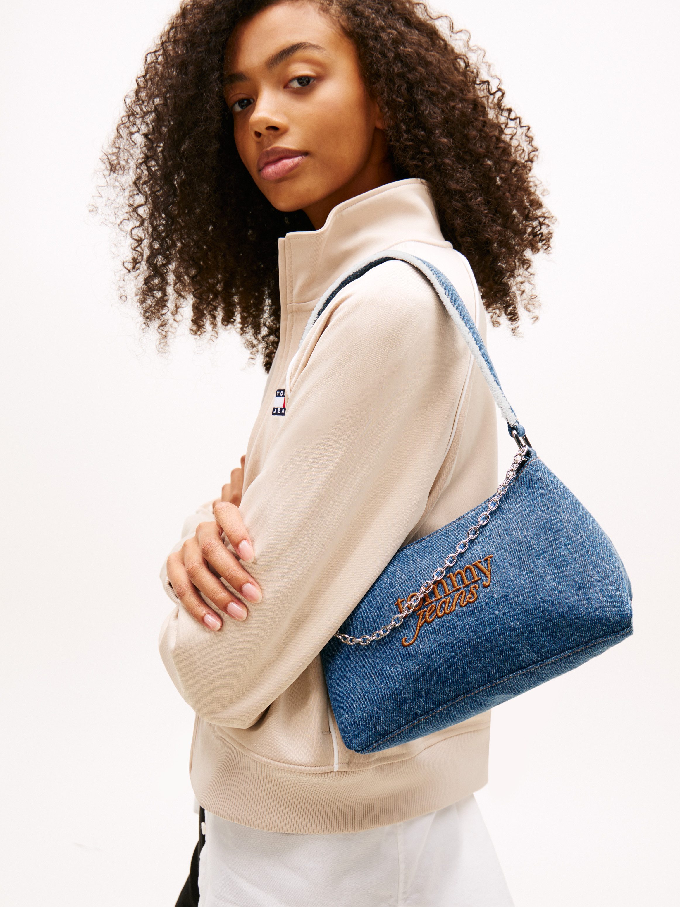 Tommy Jeans Schultertasche TJW COOL DENIM SHOULDER BAG, Damen Tragetasche, Minibag mit modischer Zierkette