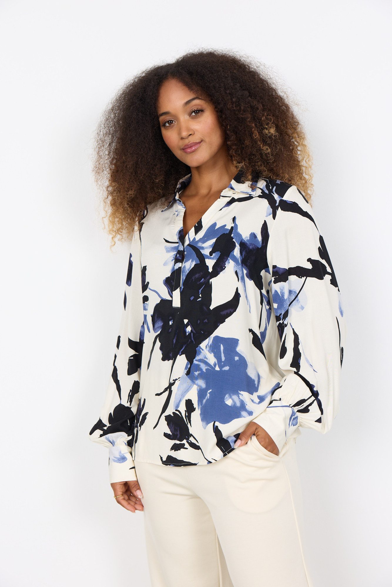 soyaconcept Druckbluse SC-BENE 2 aus Viskose, Regular Fit, Langarm, mit Blusenkragen, pflegeleicht – Bild 2 von 5