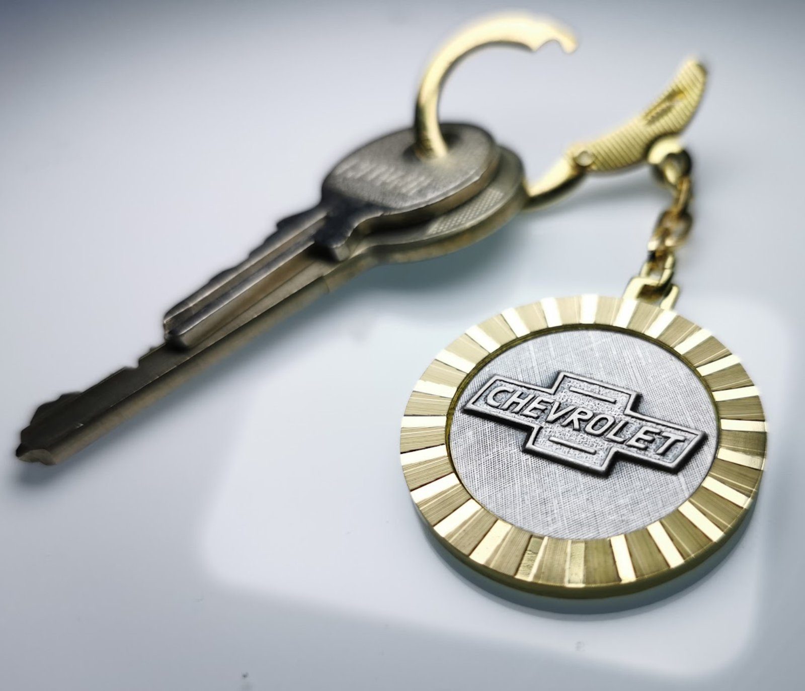 Schlüsselanhänger Diamantschliff Metall 1958 Chevrolet orig. Chevy Autocomfort Lüfterrad HR