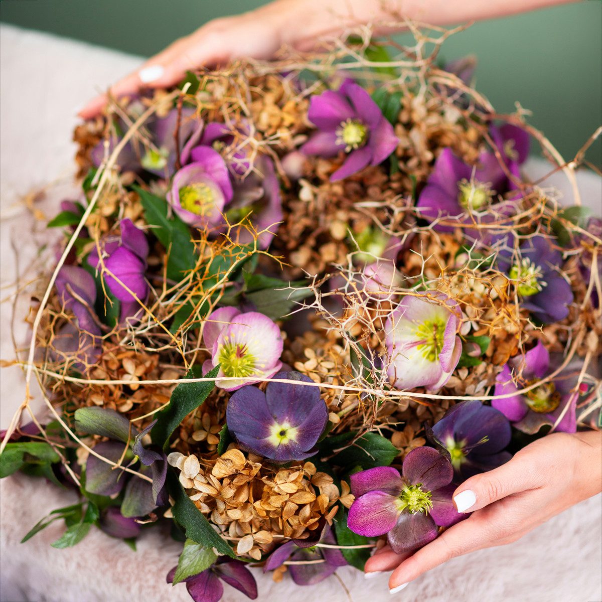 Winterliche Kunstpflanze Christrosen Kunstschnee Lila Dekoblumen Set 6 Stk, günstig online kaufen