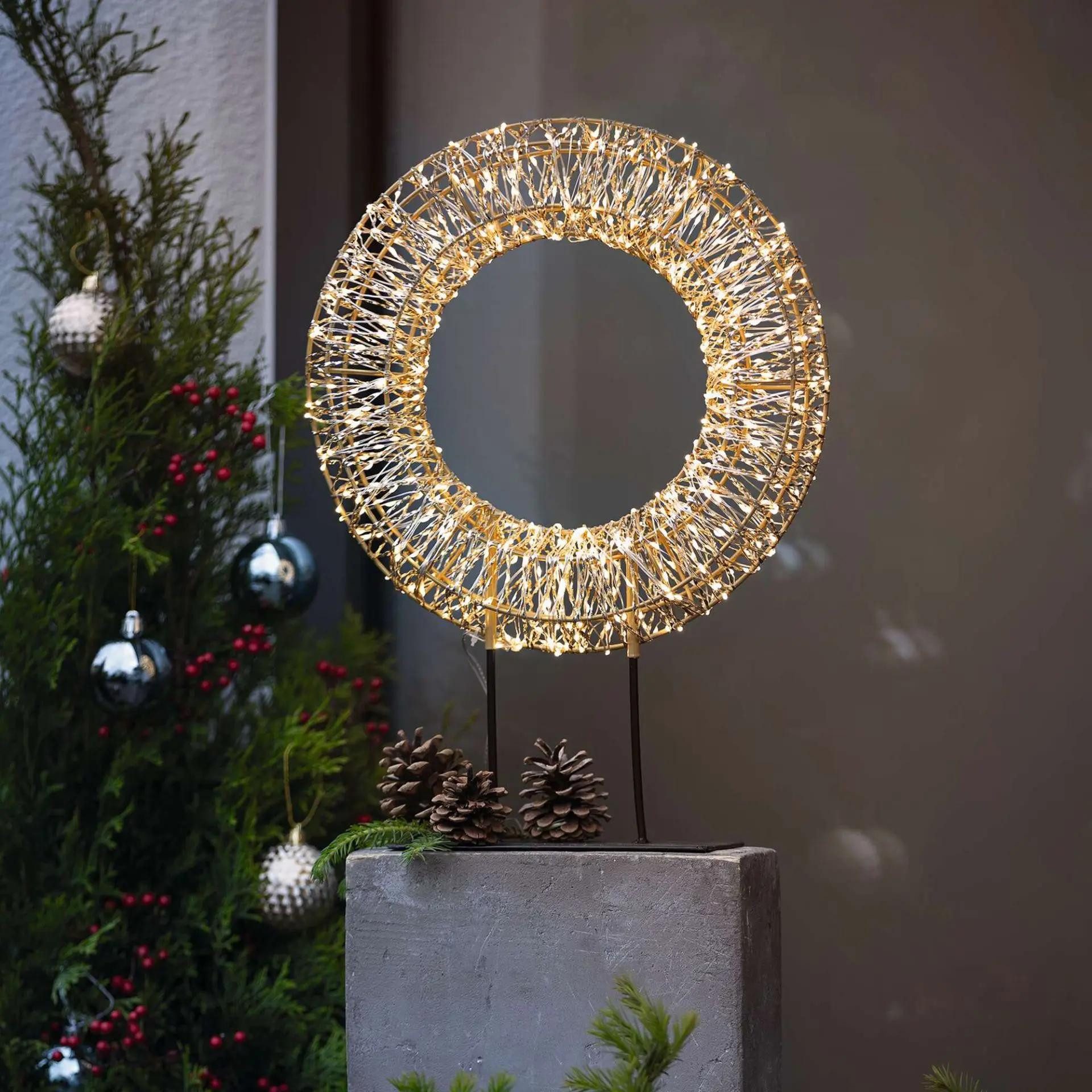 Dekoleidenschaft LED-Dekofigur Kranz "Golden" Ø 33 cm groß, Outdoor Weihnachtsdeko mit 600 Lichtern, Leuchtdeko mit Timer, Gartendeko wetterfest für Draußen – Bild 2 von 5
