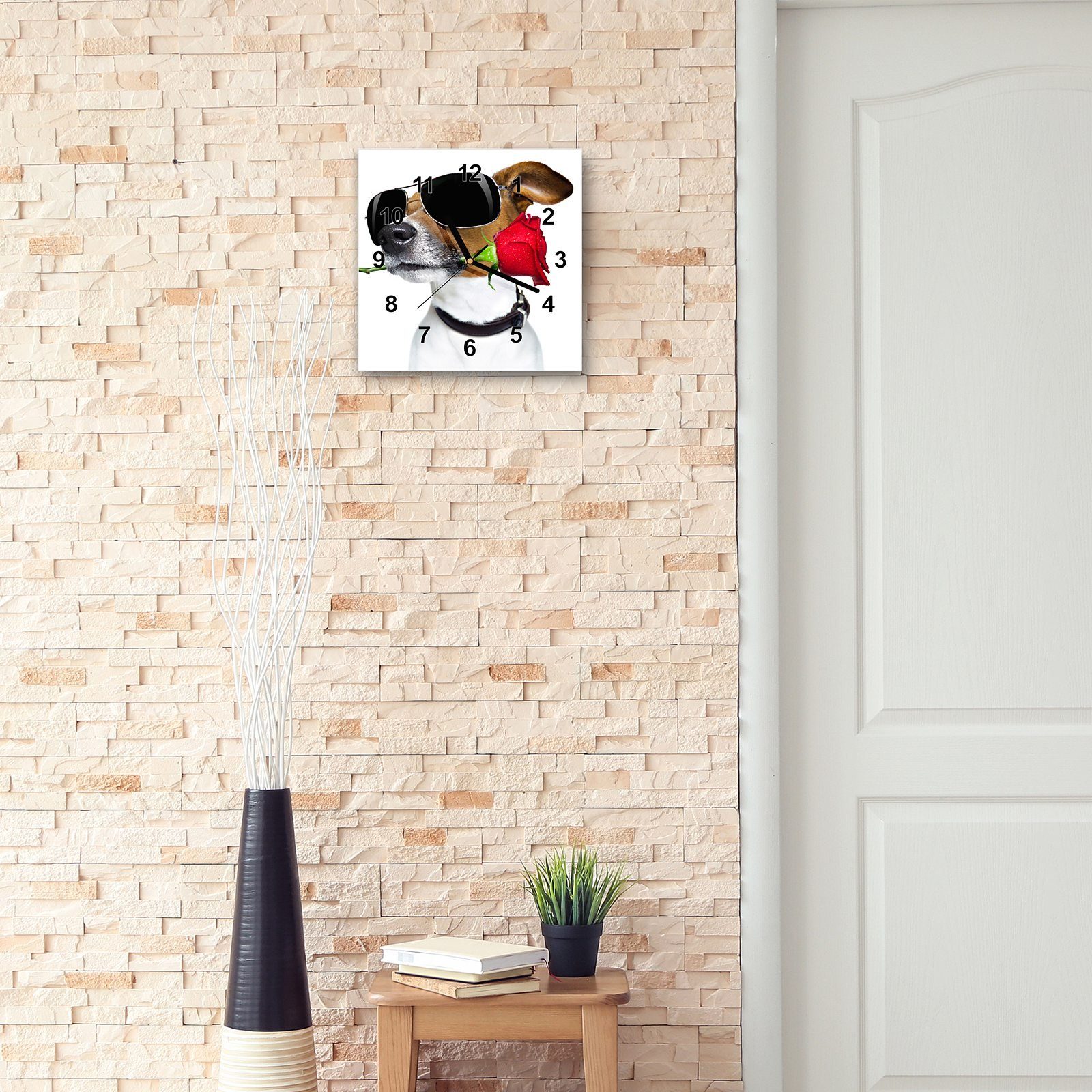 Primedeco Wanduhr Glasuhr Wanduhr cm Hund Wandkunst Motiv und mit 30 Rose mit Brille Größe x 30
