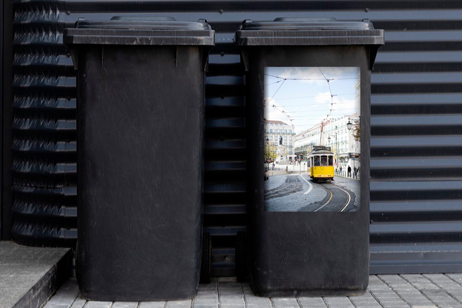 MuchoWow Wandsticker Eine gelbe Abfalbehälter mit Lissabon (1 Mülleimer-aufkleber, Container, Mülltonne, Straßenbahn fährt einer durch Seilbahn Sticker, St)