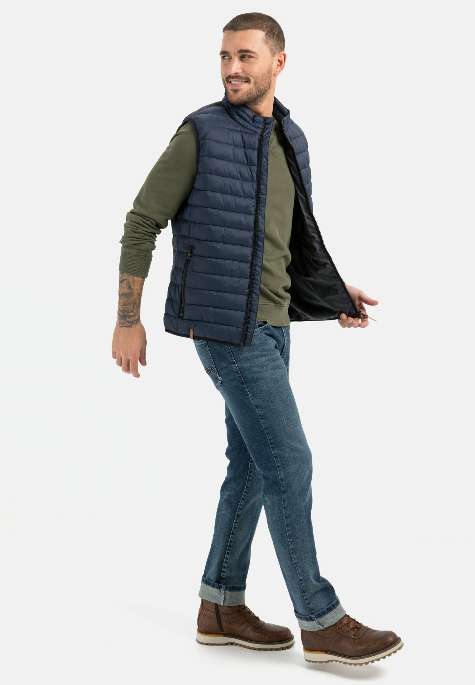 camel active Steppweste mit horizontaler Steppung aus recyceltem Polyester mit Stehkragen
