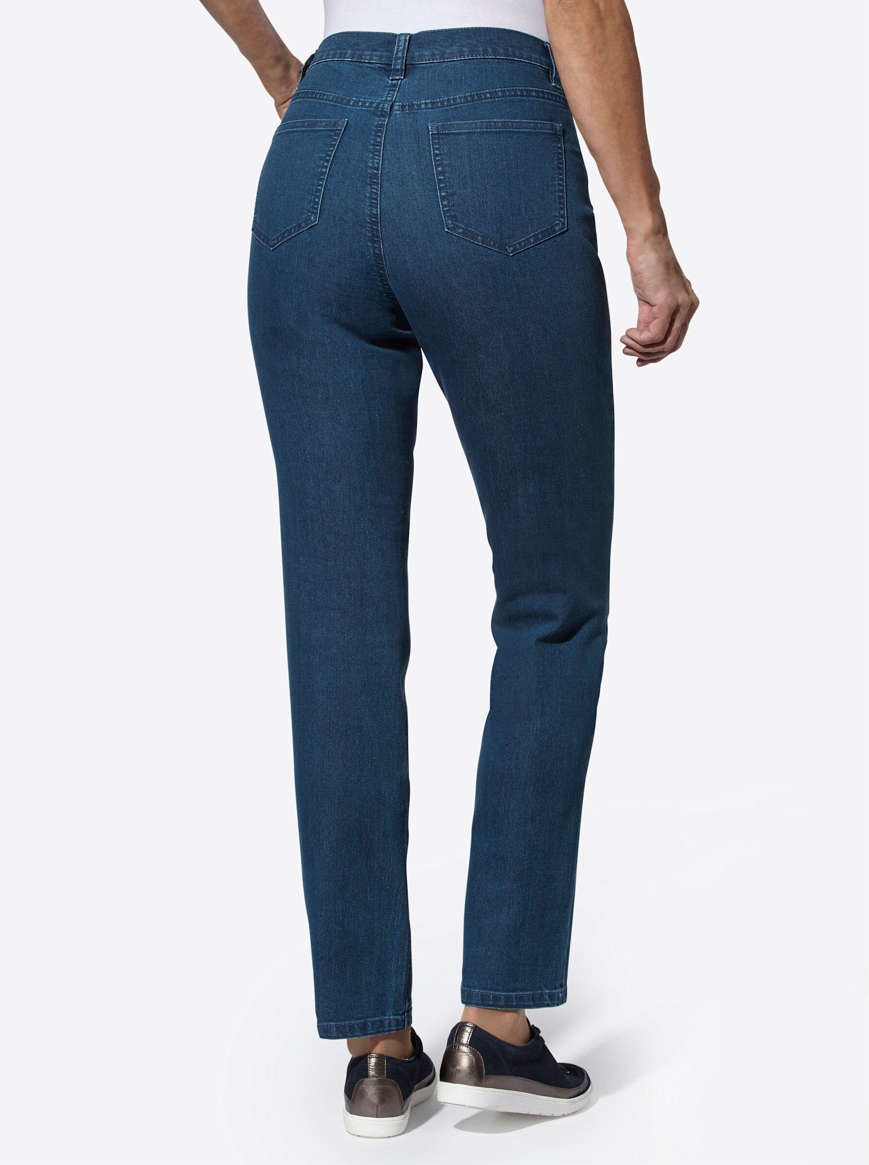 blue-stone-washed Bequeme Jeans an! Sieh