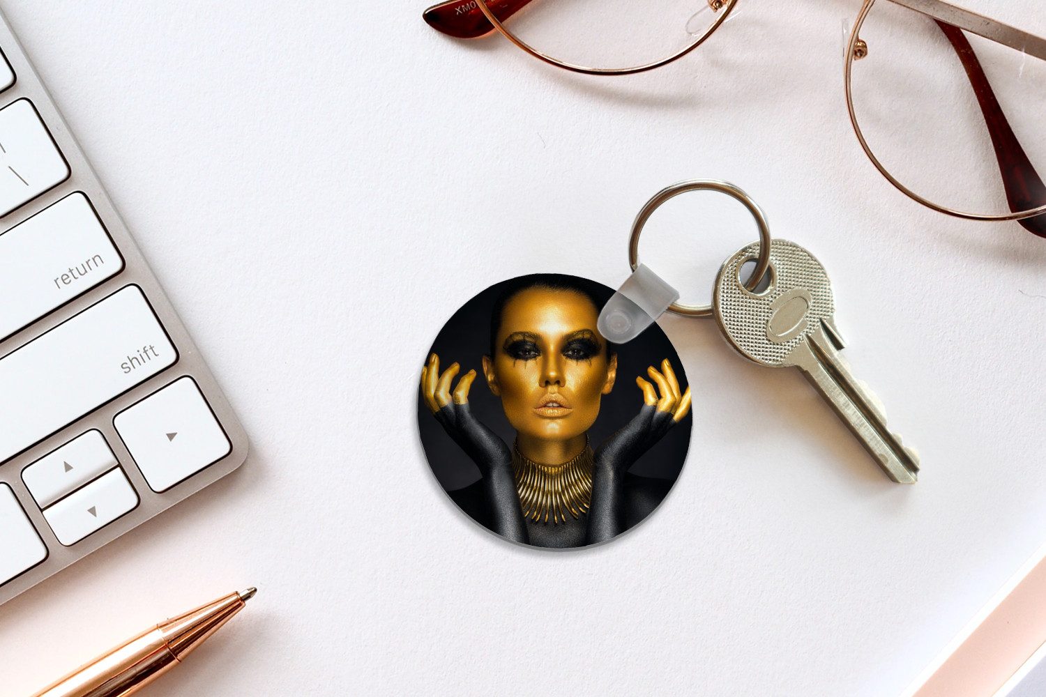 MuchoWow Schlüsselanhänger Frau - Porträt - Gold - Luxus - Schwarz, Rund, Geschenk für Damen / Herren / Kinder mit Schlüsselring, 5x5 cm