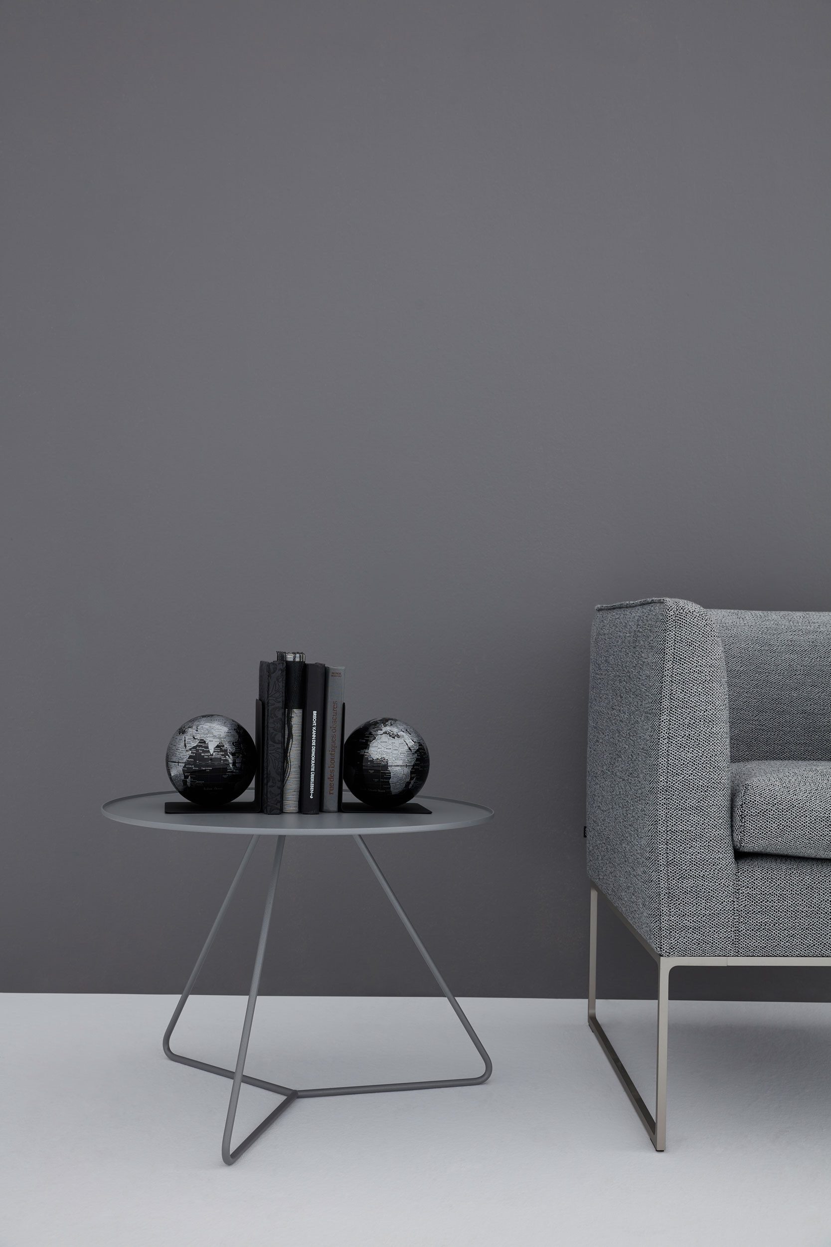 TROIKA Globus BOOKGLOBE, Metall-Buchstütze mit magnetischen, abnehmbaren Globen, (13 cm Durchmesser, 2-tlg), 13 x 13 x 15,3 cm englische Beschriftung, verschiedene Farben