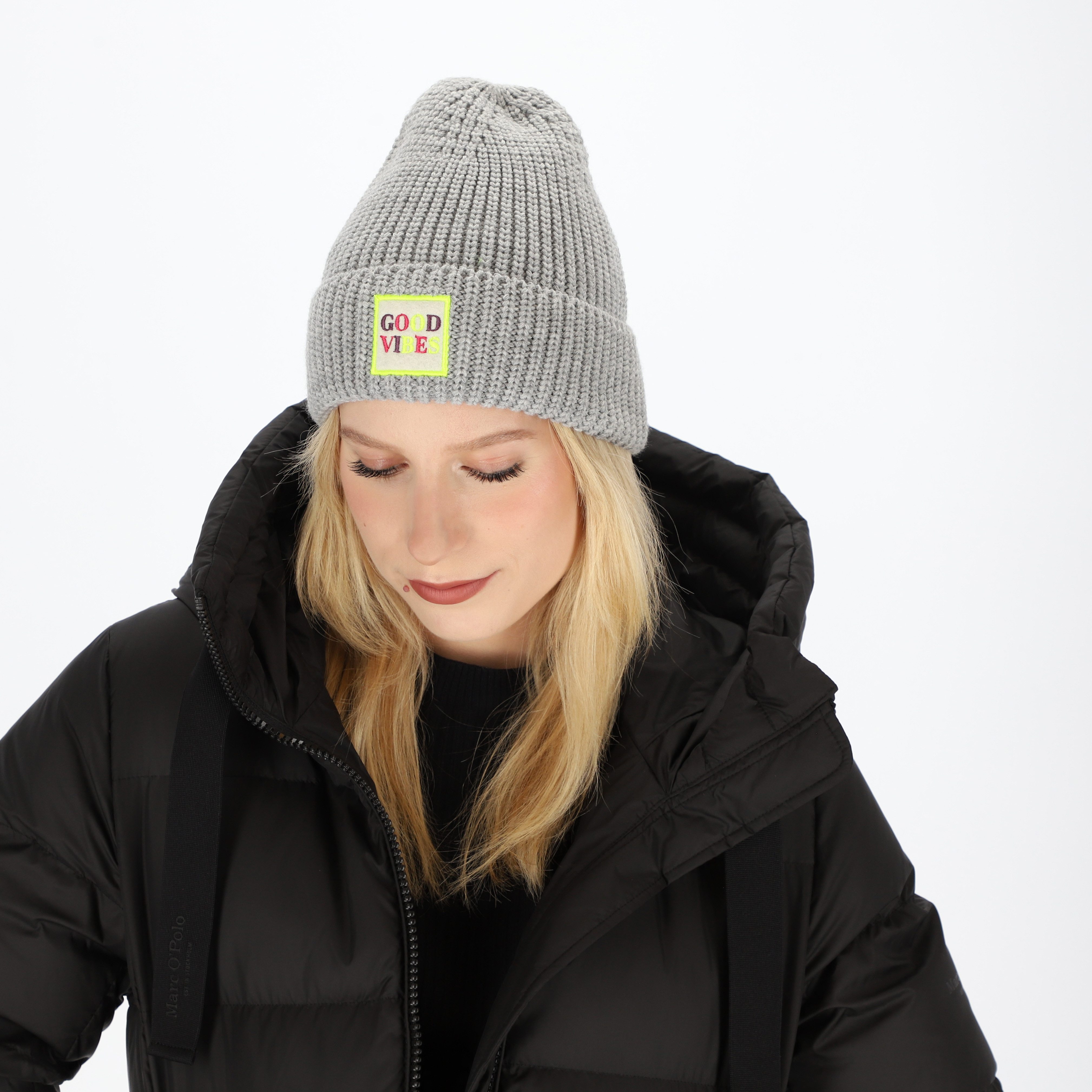 halsüberkopf Accessoires Strickmütze Good Vibes mit Statement-Badge