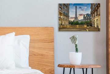 OneMillionCanvasses® Leinwandbild Blick auf den Eiffelturm von einer Straße in Paris, (1 St), Wandbild Leinwandbilder, Aufhängefertig, Wanddeko, 30x20 cm