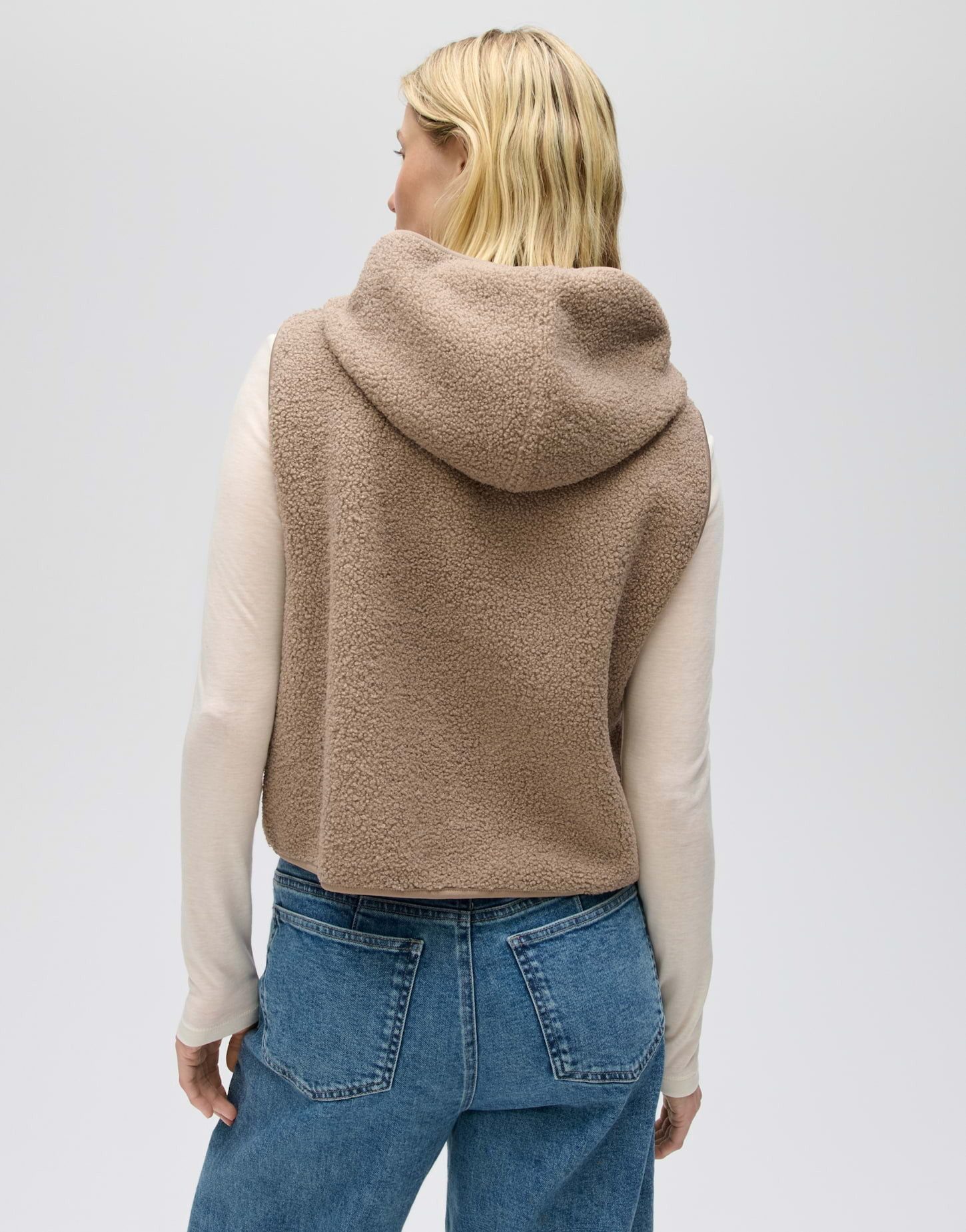 OPUS Cape Akapu cape aus flauschigem Teddyfell Cape im Boxy Fit mit Stehkragen und Kapuze – Bild 3 von 5