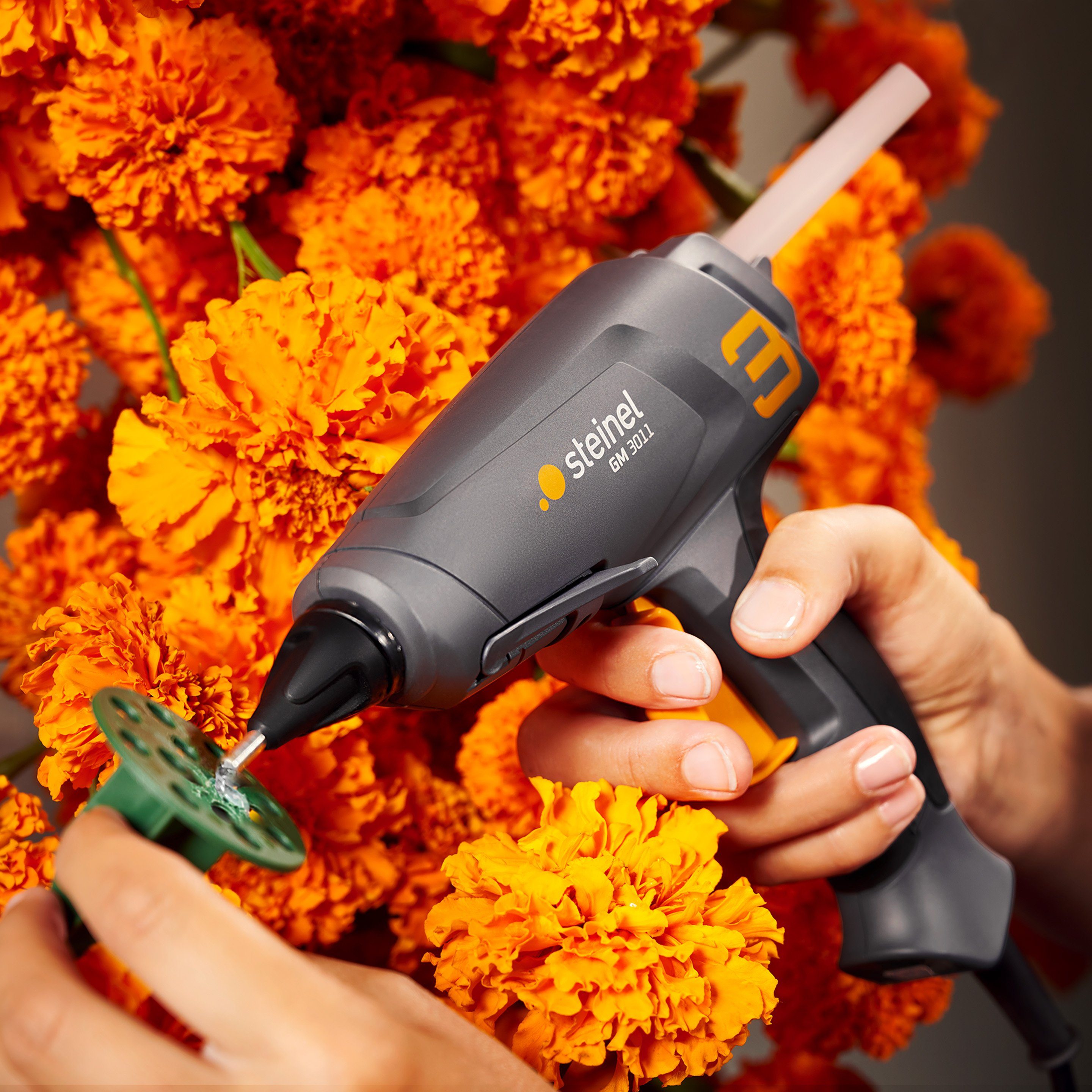 steinel Heißklebepistole GlueMatic 3011, leicht, ergonomsich, Fördermenge von 16 g/min, Faltschachtel – Bild 4 von 5