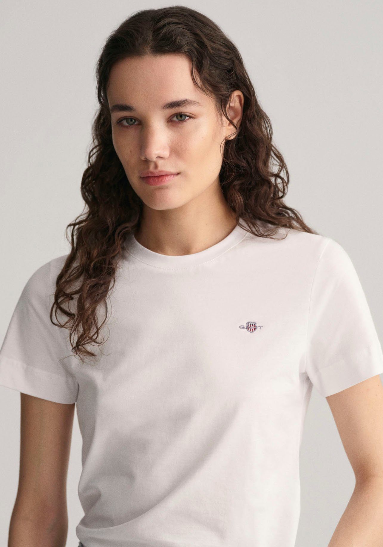 Gant T-Shirt REG SHIELD KA aufgestickten Wappen-Grafik der auf mit Brust kleinen White T-SHIRT einer