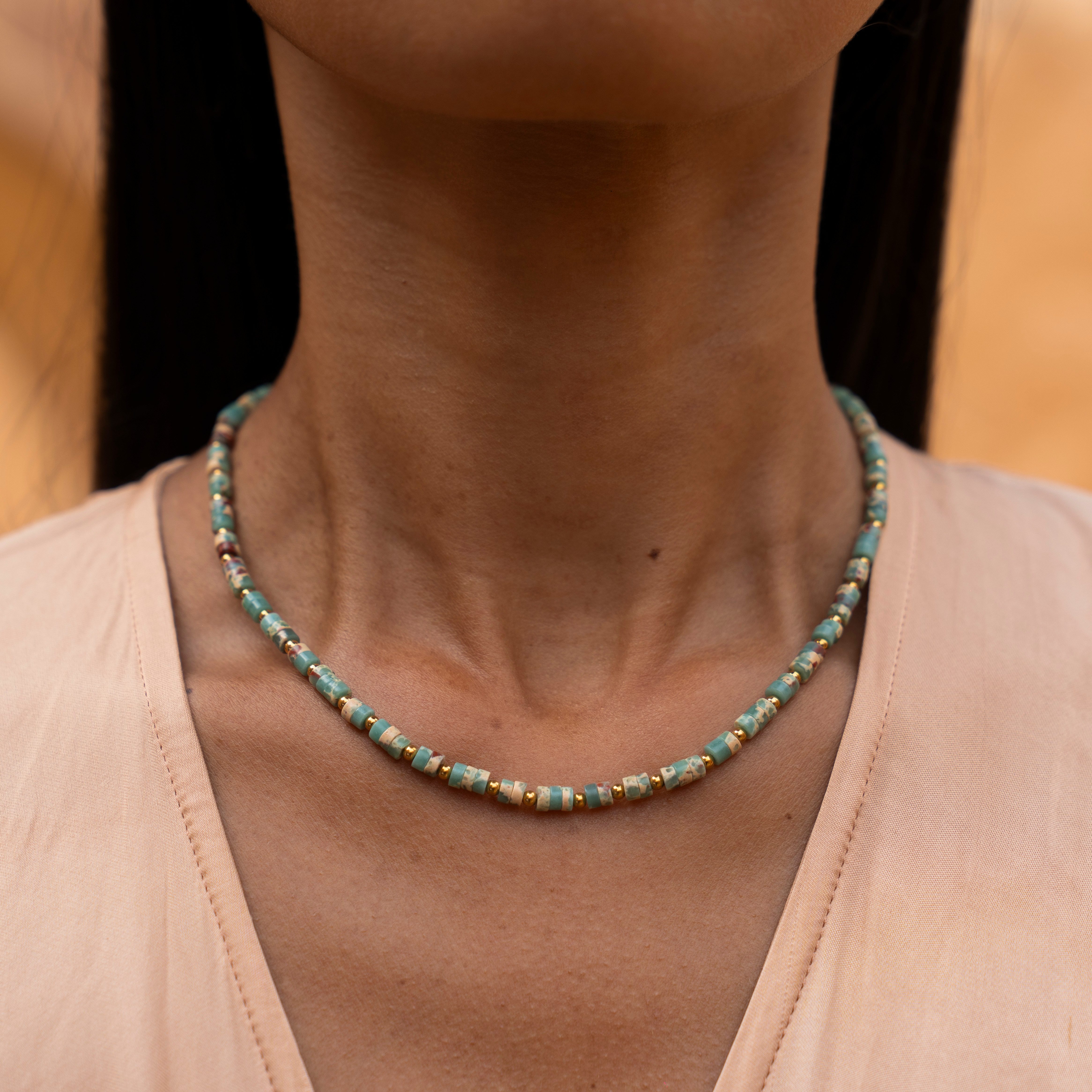 Made by Nami Perlenkette Damen Halskette bunt Naturstein verstellbar wasserfest hypoallergen, aus Naturstein – Boho-Stil – Sommerlich – mit Verlängerung